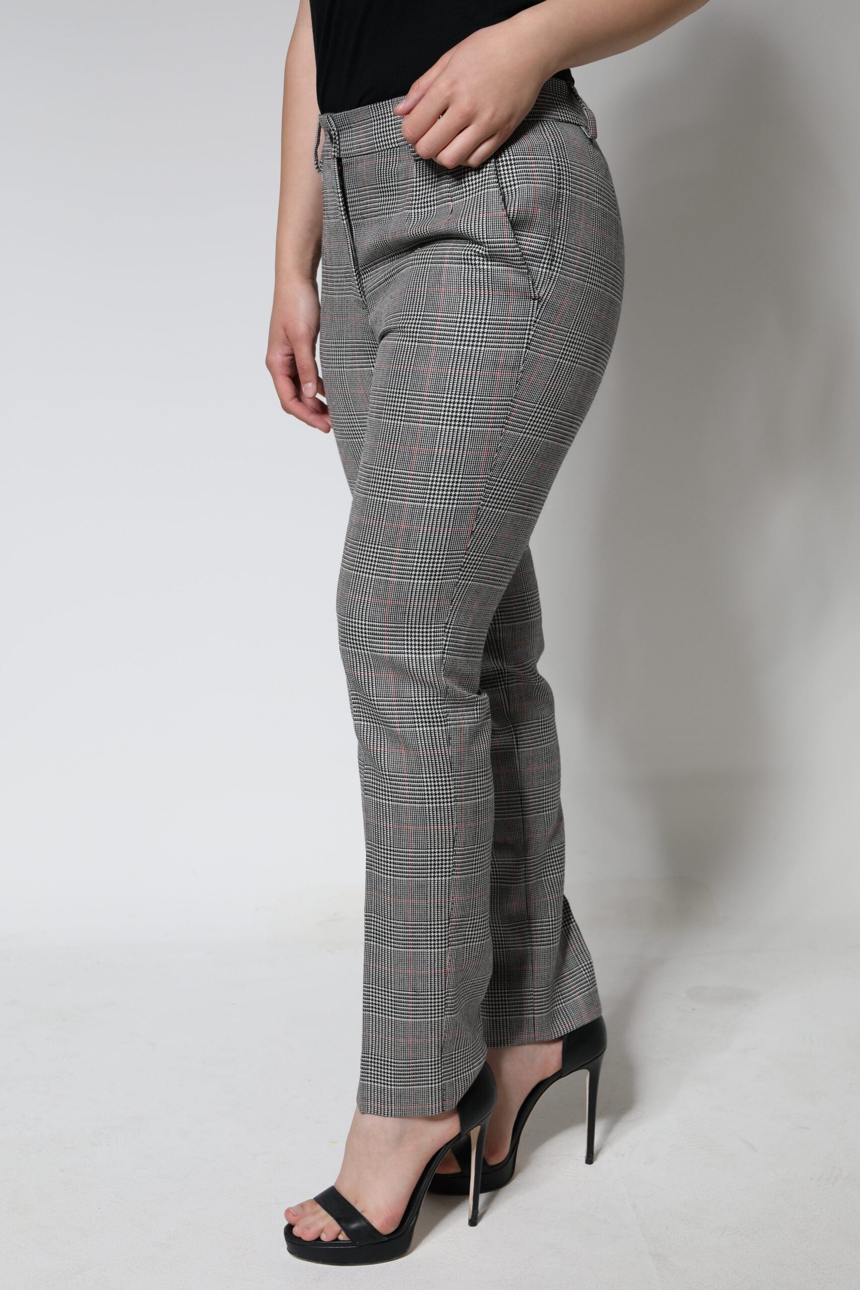 Pantalon en laine à carreaux gris pour femme de Dolce & Gabbana, taille mi-haute et coupe tapered, visible en détail.