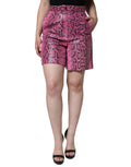 Shorts en cuir rose Dolce & Gabbana à taille haute, mode élégante et tendance, visibles en gros plan.