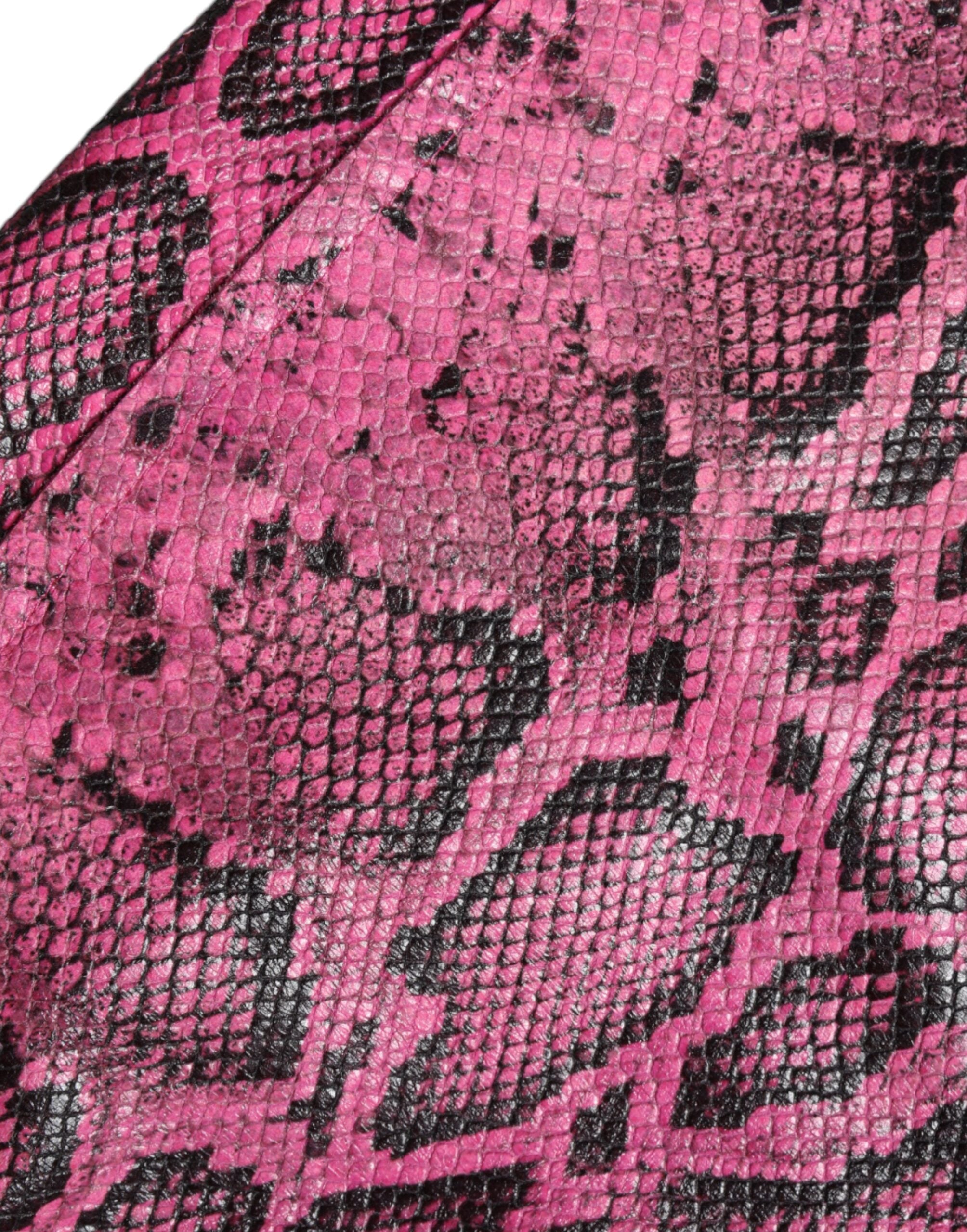 Shorts en cuir rose Dolce & Gabbana à taille haute, élégants et tendance, visibles en image.