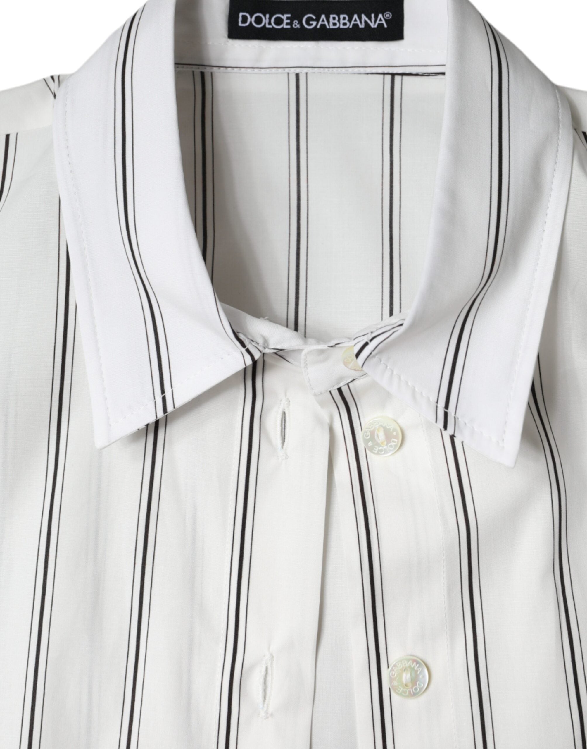 Polo à manches courtes blanc à rayures avec col Dolce & Gabbana, style élégant et décontracté, vue de face.