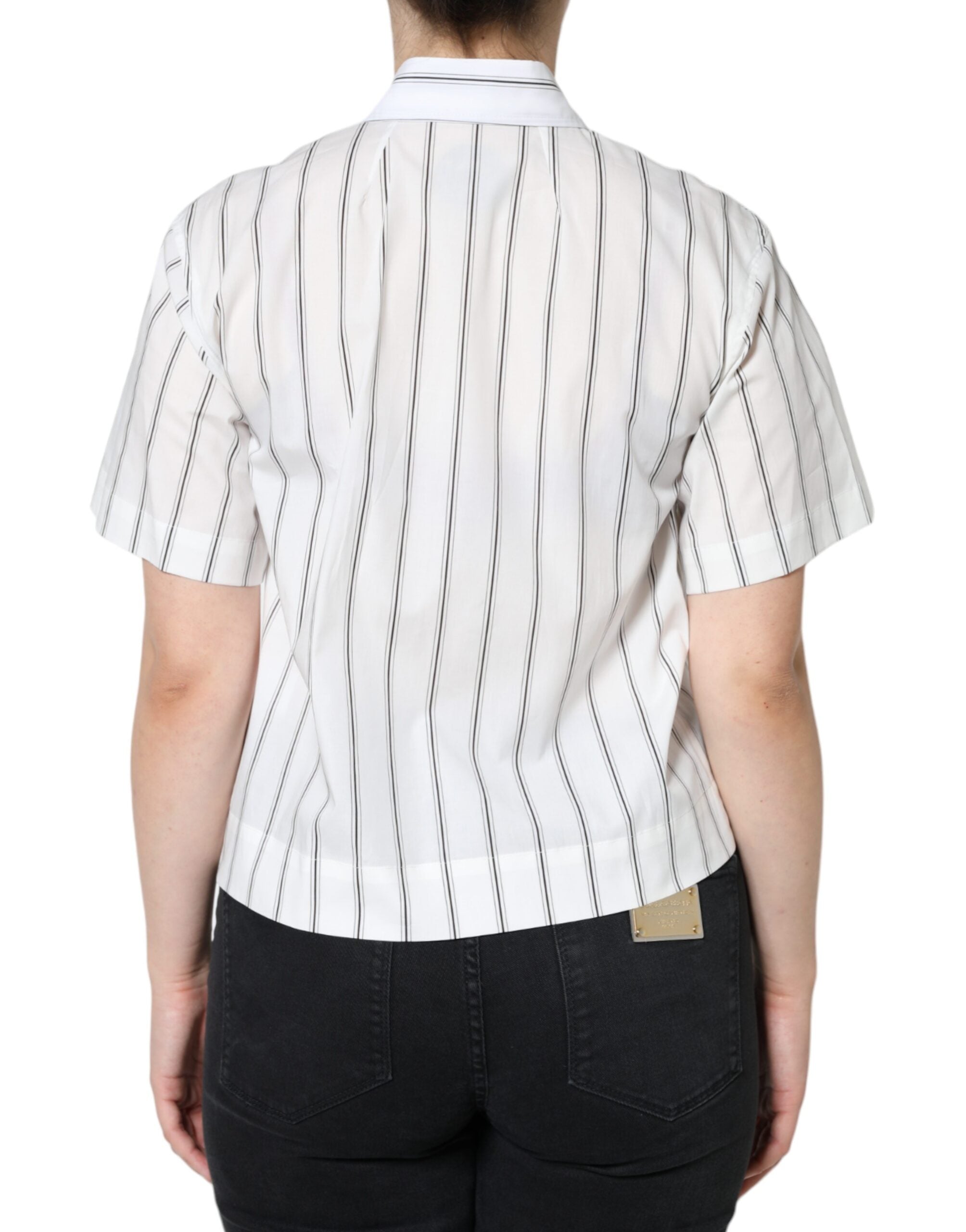 Polo Dolce & Gabbana blanc à rayures, col rabattu, manches courtes, look élégant et décontracté.