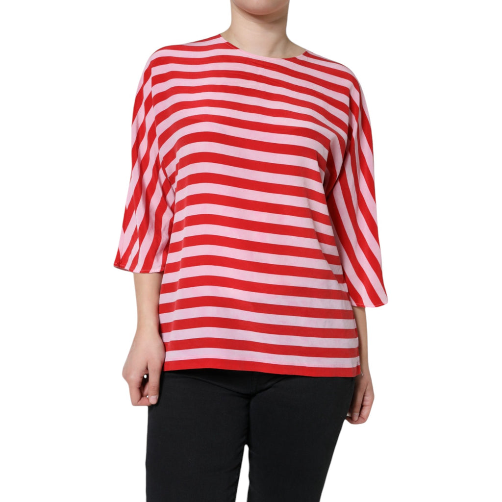 T-shirt en soie blanc rouge à rayures Dolce & Gabbana avec col rond, visible avec détails de la texture et du design.