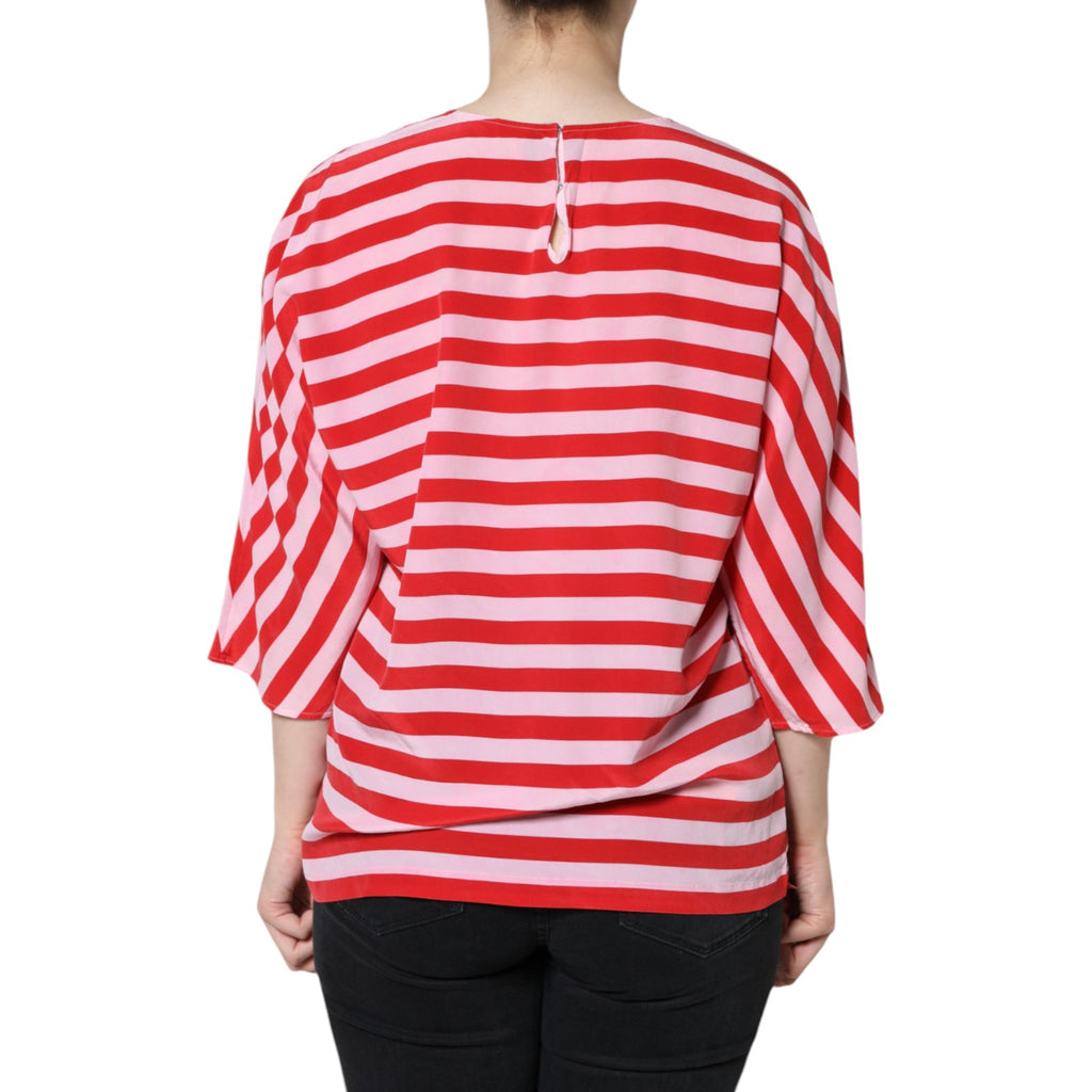 T-shirt en soie blanche à rayures rouges avec col rond de Dolce & Gabbana, visible en gros plan.