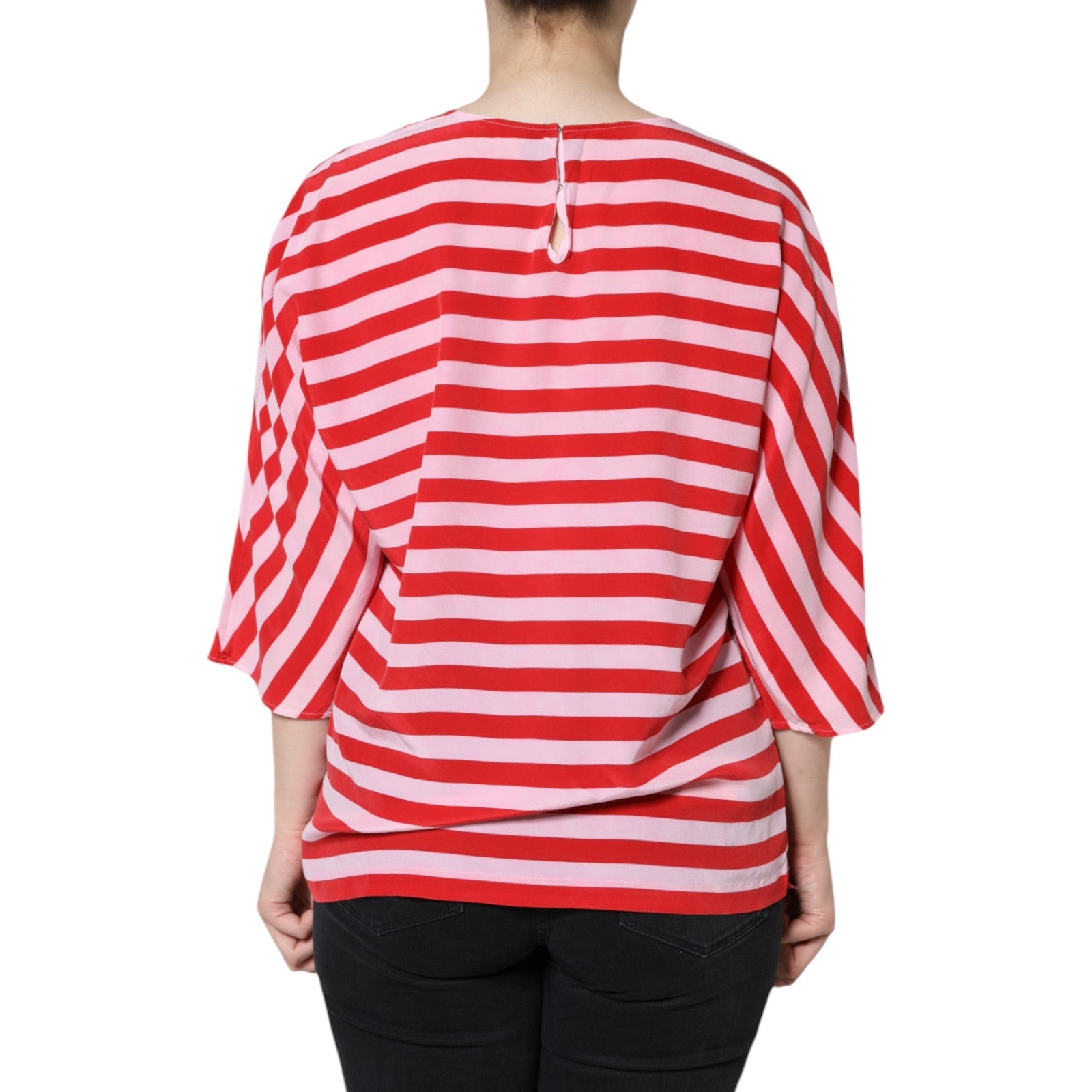 T-shirt en soie blanche à rayures rouges avec col rond de Dolce & Gabbana, visible en gros plan.