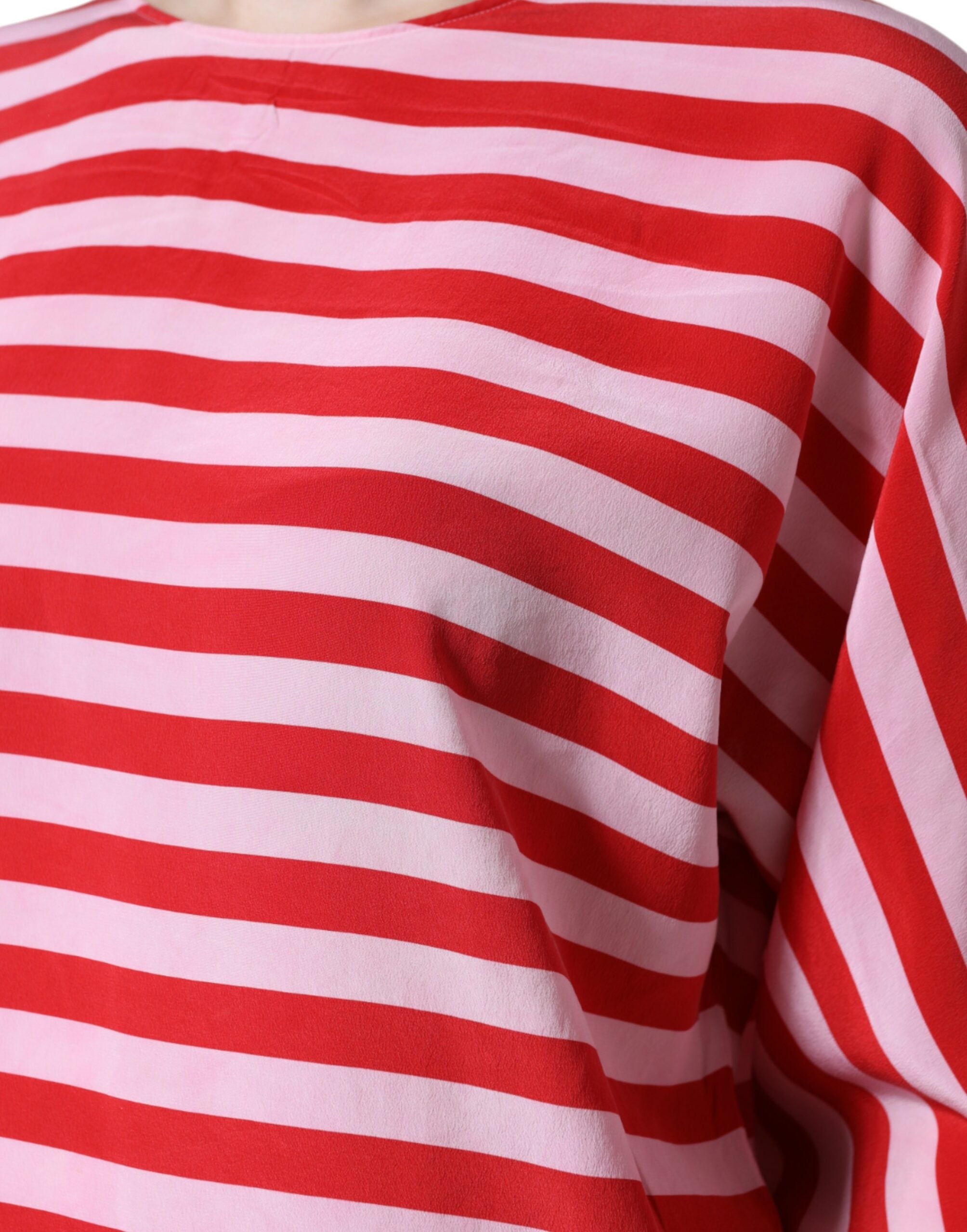 T-shirt en soie blanche et rouge à rayures avec col rond de Dolce & Gabbana, visible sur l'image.