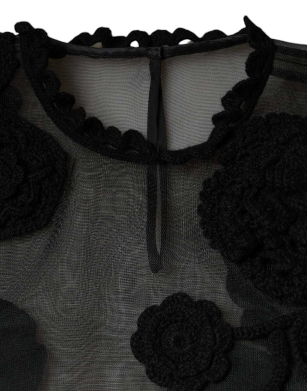 Blouse transparente en nylon à motif floral noir de Dolce & Gabbana, vue en gros plan.
