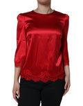 Blouse Dolce & Gabbana en satin rouge avec bordure en dentelle et col rond, vue de face.