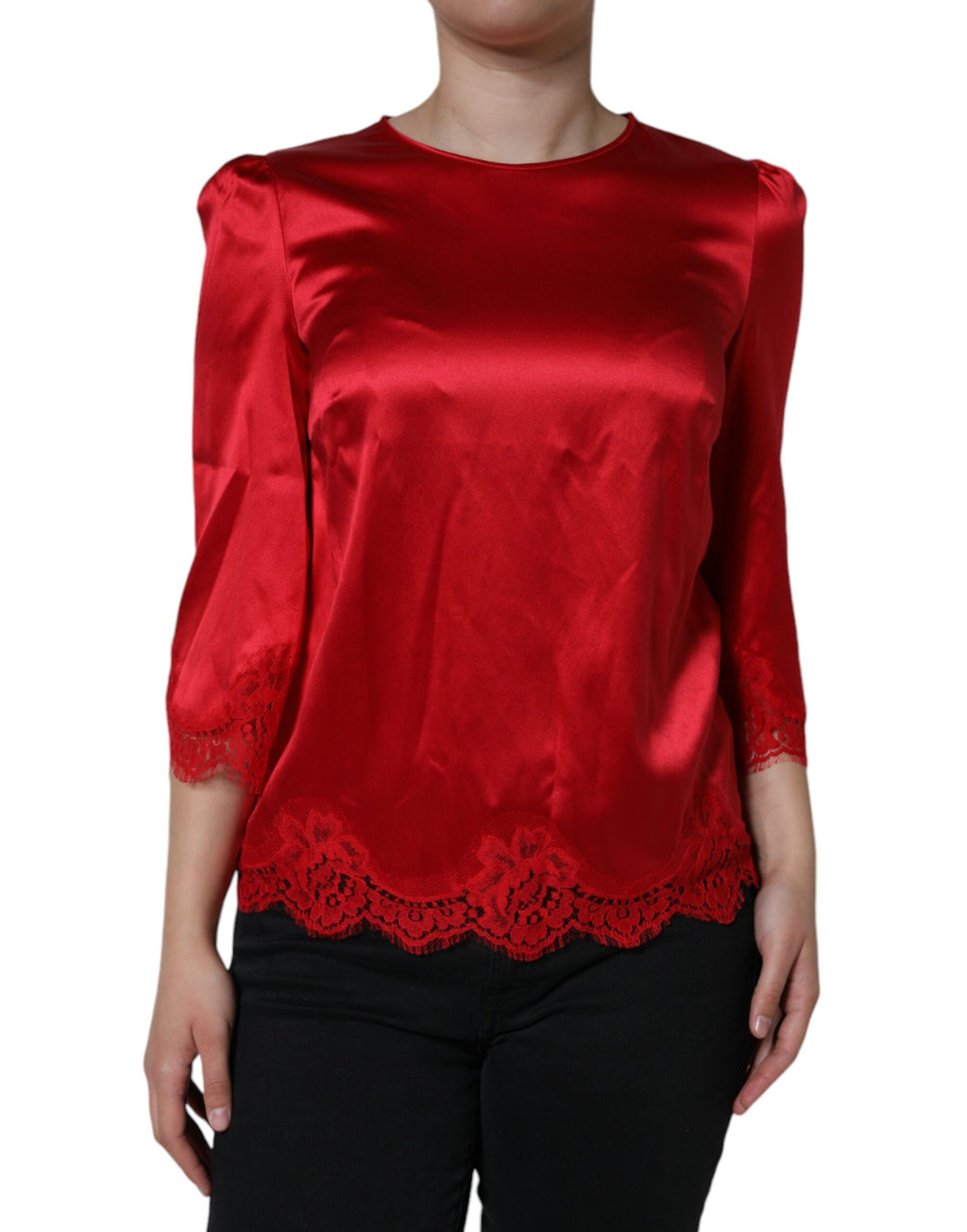 Chemisier rond en satin rouge Dolce & Gabbana avec bordure en dentelle, col rond élégant, vue de face.