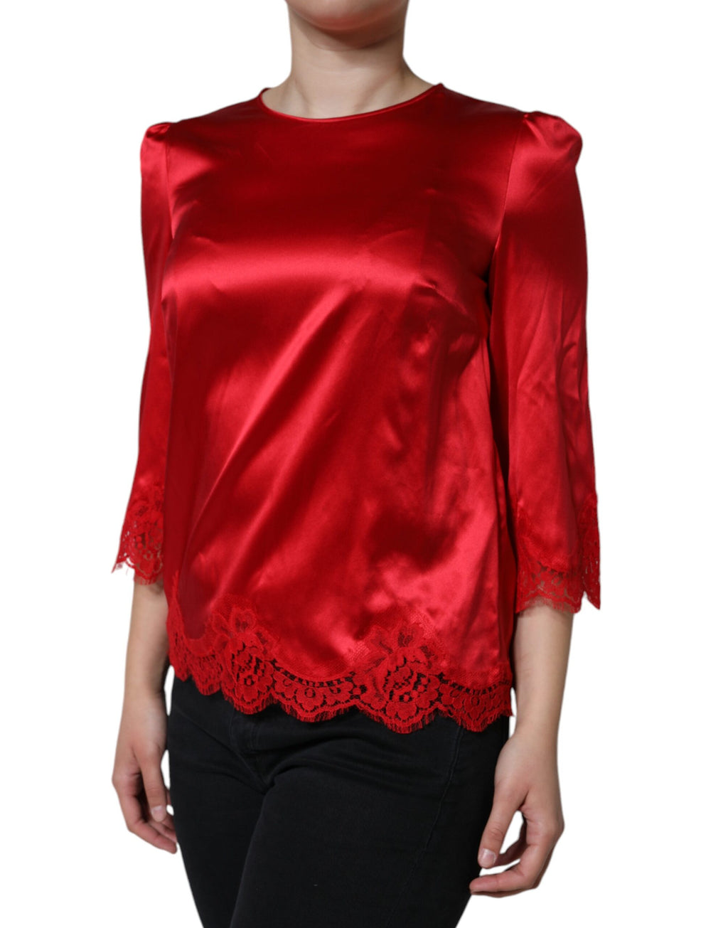 Blouse Dolce & Gabbana en satin rouge avec dentelle, col rond et coupe élégante.
