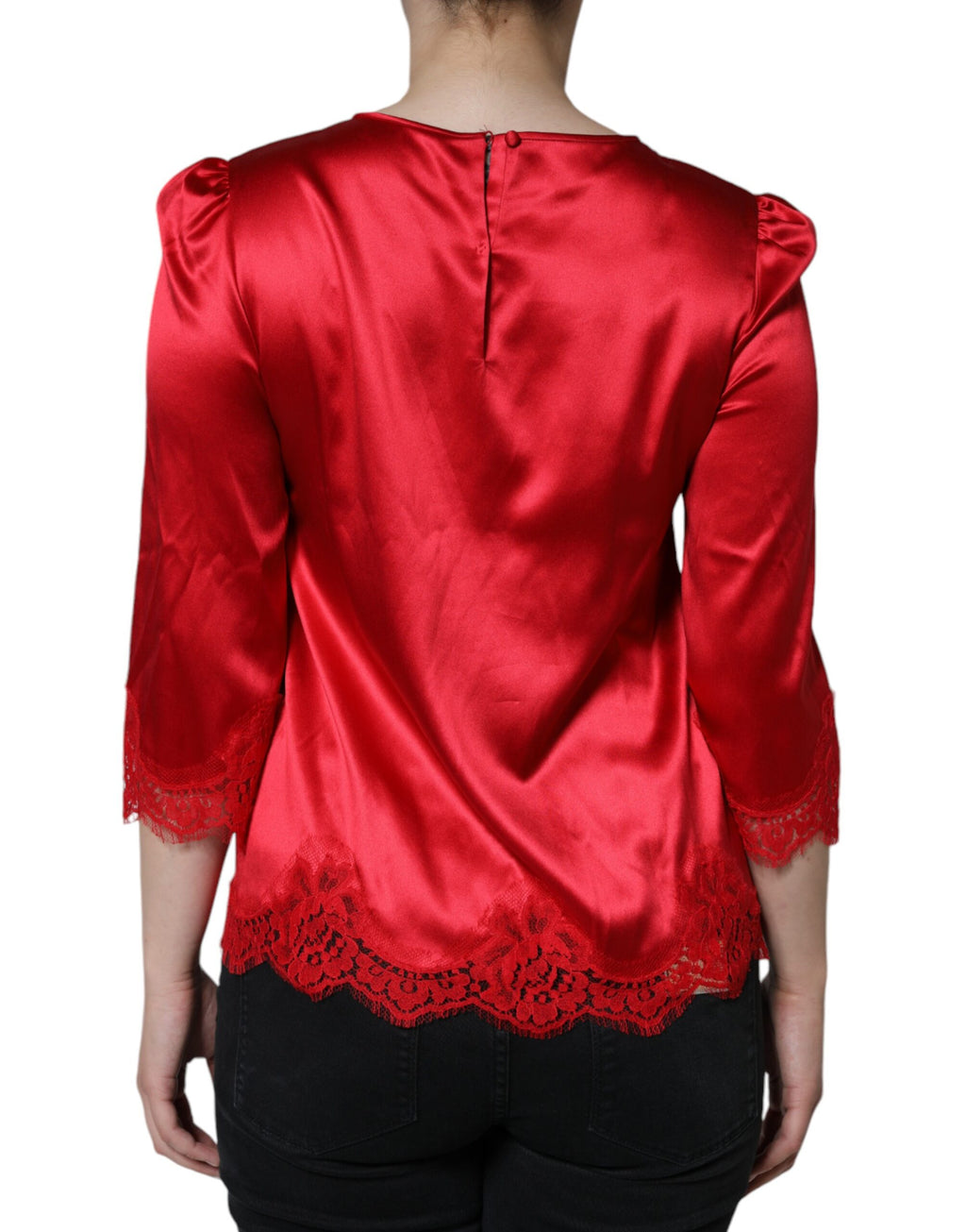 Chemise en satin rouge Dolce & Gabbana avec dentelle, col rond élégante, vue de face.
