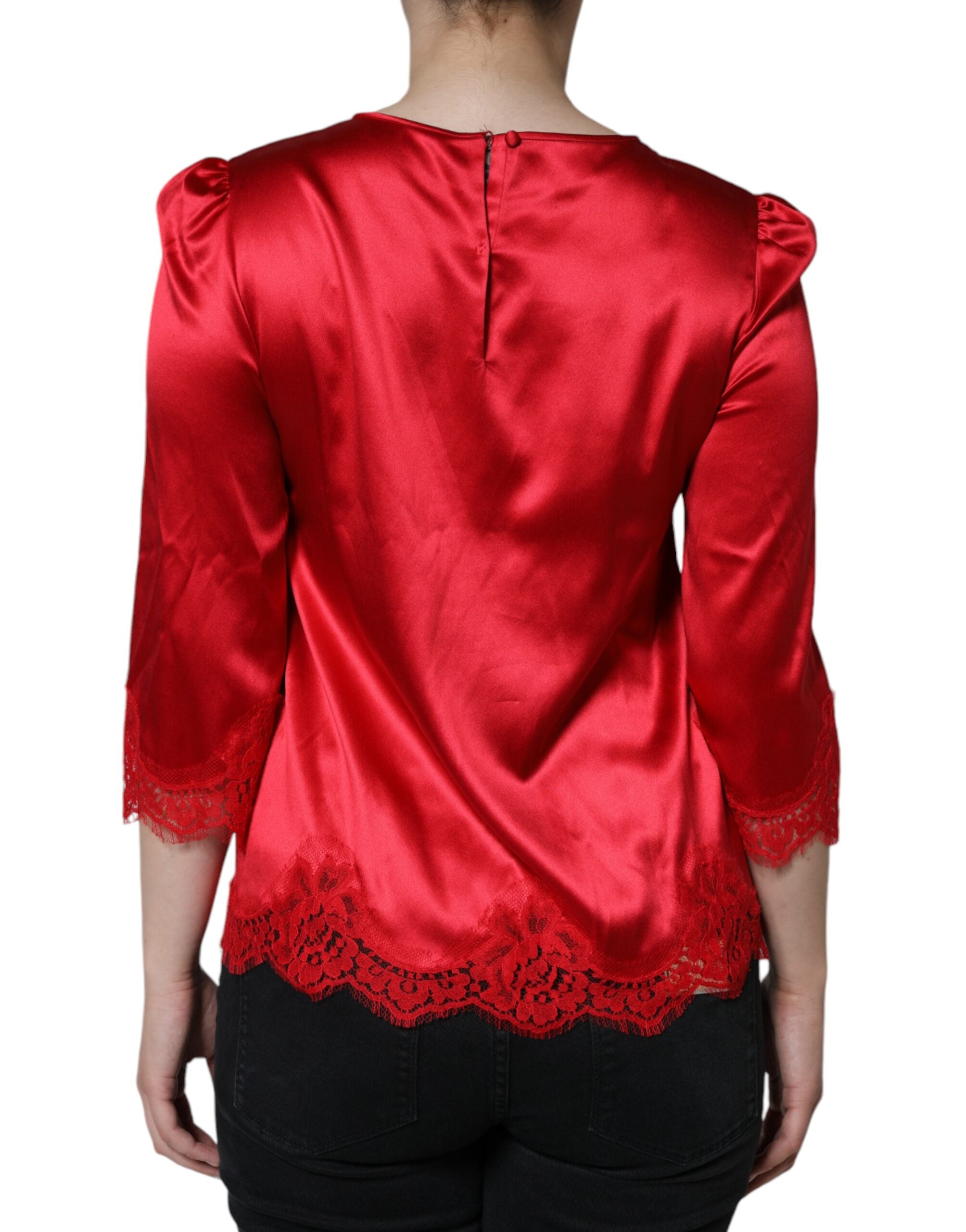 Chemise en satin rouge Dolce & Gabbana avec dentelle, col rond élégante, vue de face.