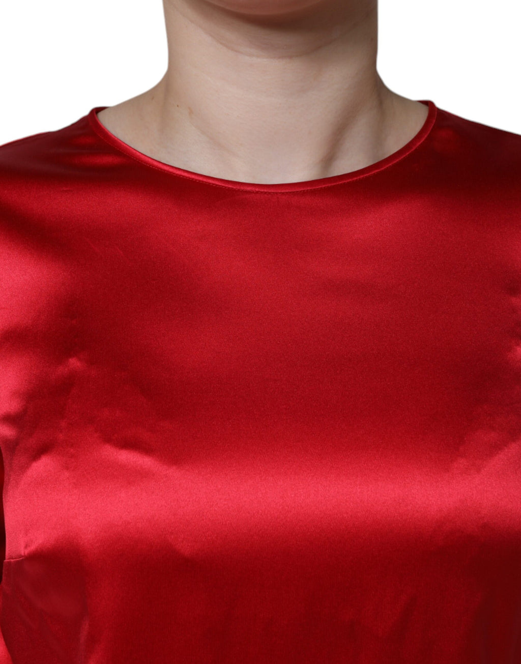 Blouse Dolce & Gabbana en satin rouge avec dentelle, col rond, style élégant et féminin.