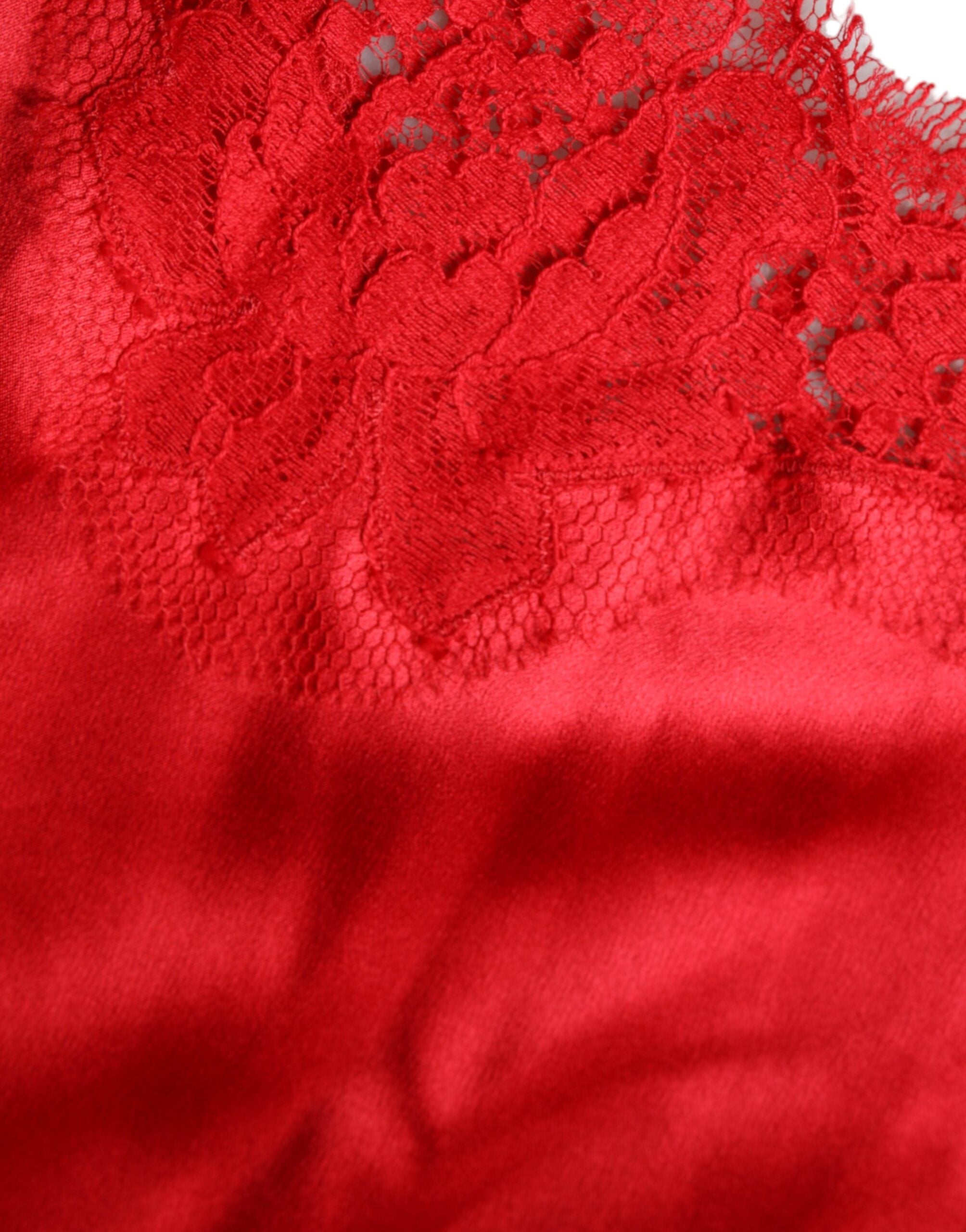Blouse Dolce & Gabbana en satin rouge avec bordure en dentelle, col rond élégant, vue de face.