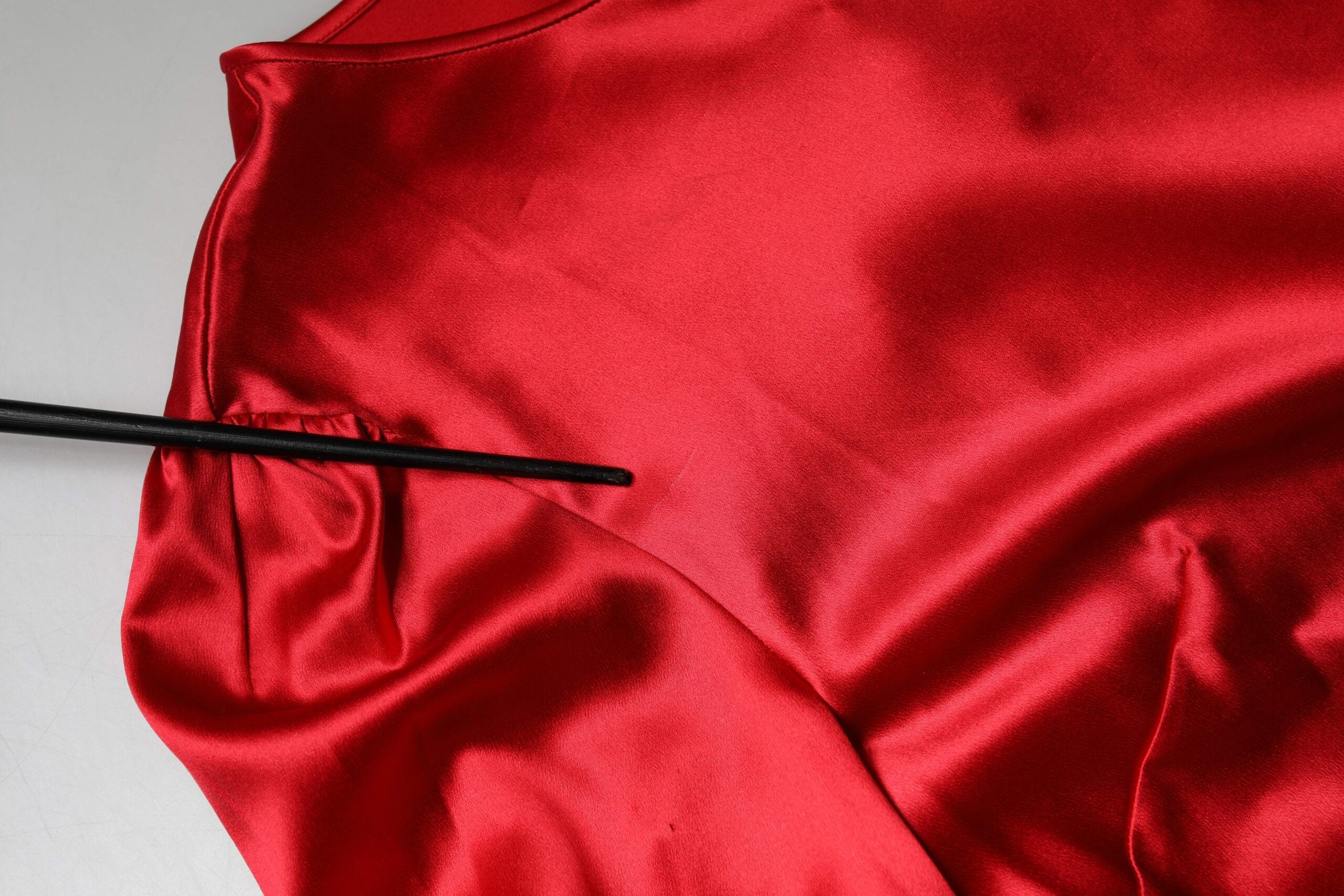 Blouse Dolce & Gabbana en satin rouge avec dentelle, col rond, vue de face.
