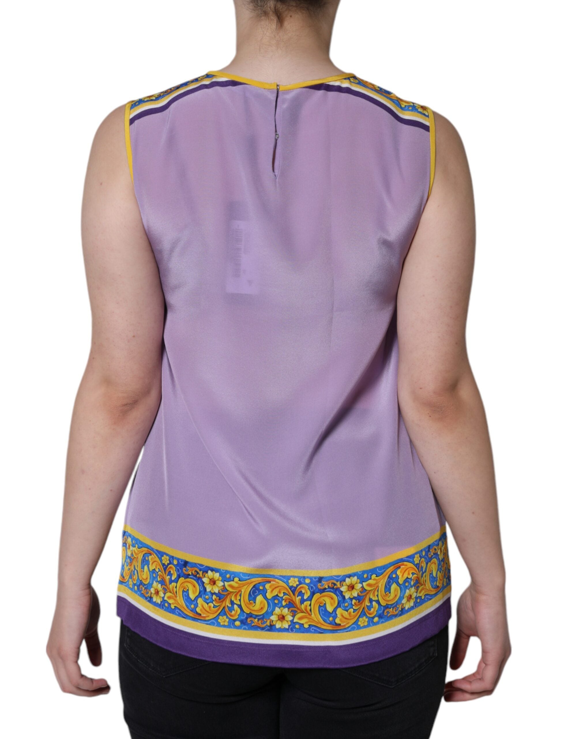 Débardeur en soie violette avec motif Caponata sicilienne, Dolce & Gabbana, visible devant avec détails colorés.