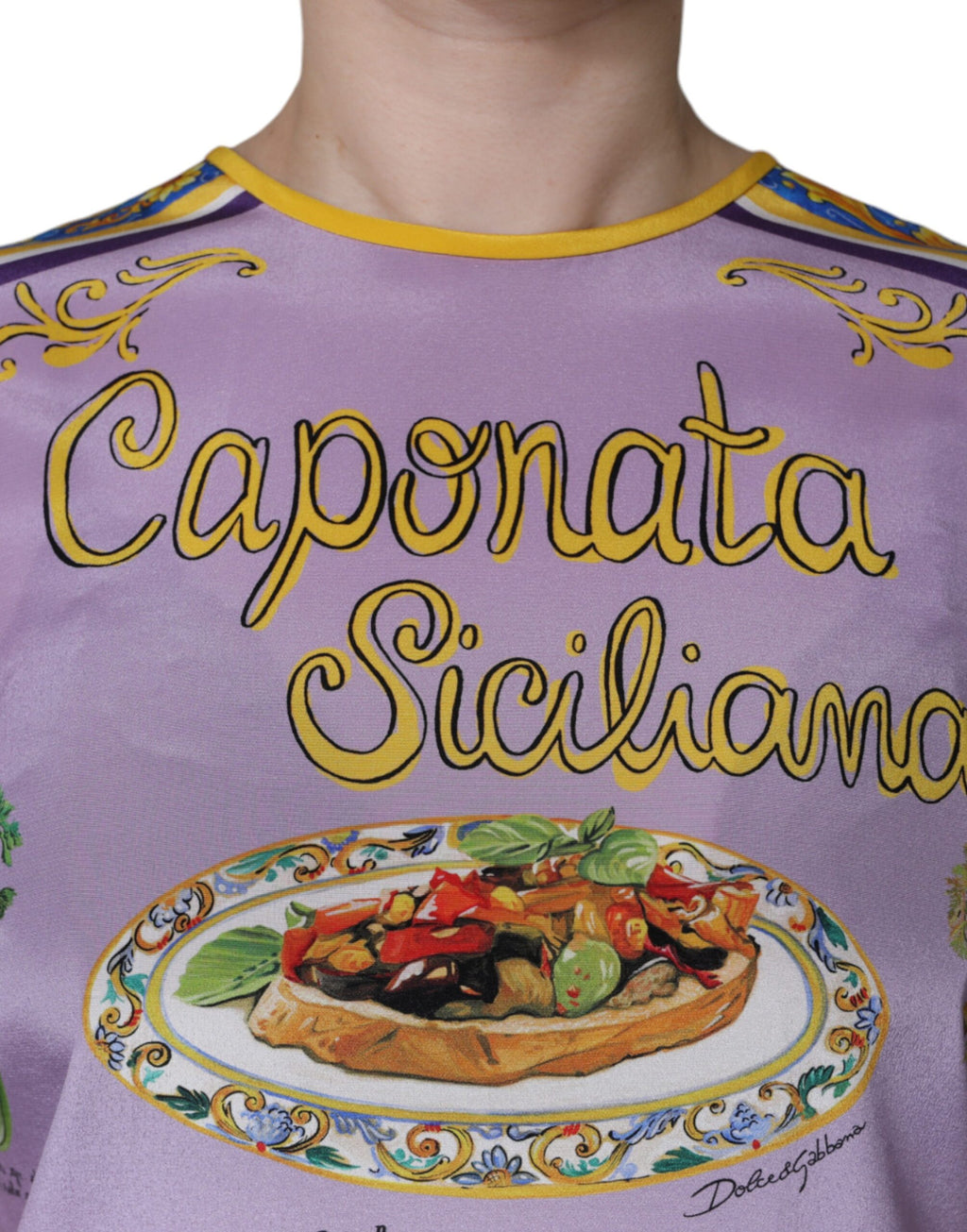 Débardeur Dolce & Gabbana en soie violette avec imprimé Caponata Siciliana, détails colorés et style élégant.