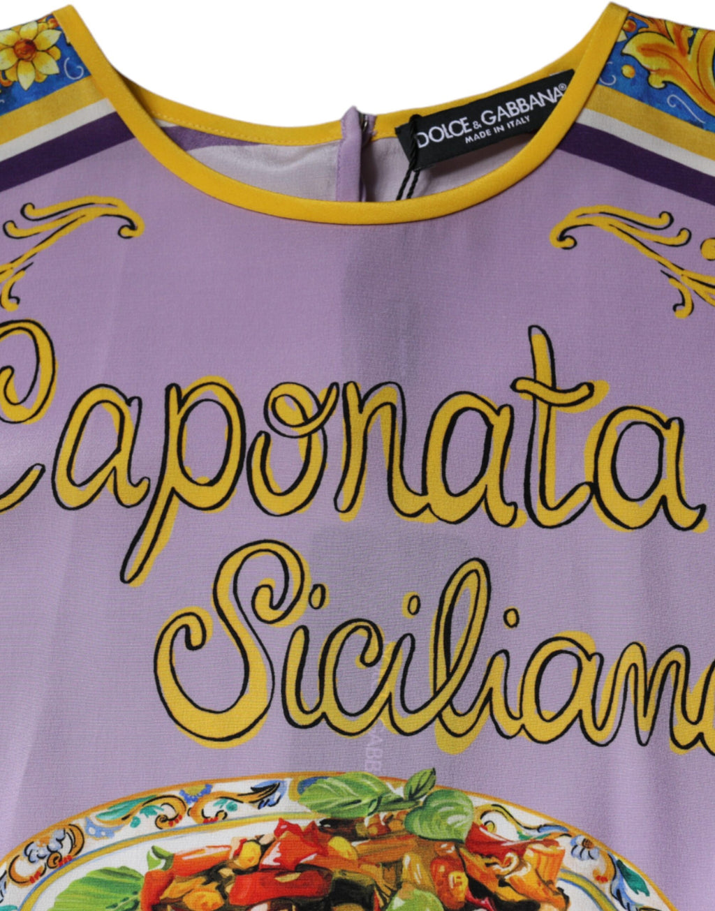 Débardeur en soie violet avec imprimé Caponata Siciliana de Dolce & Gabbana, détails colorés et élégant style estival.
