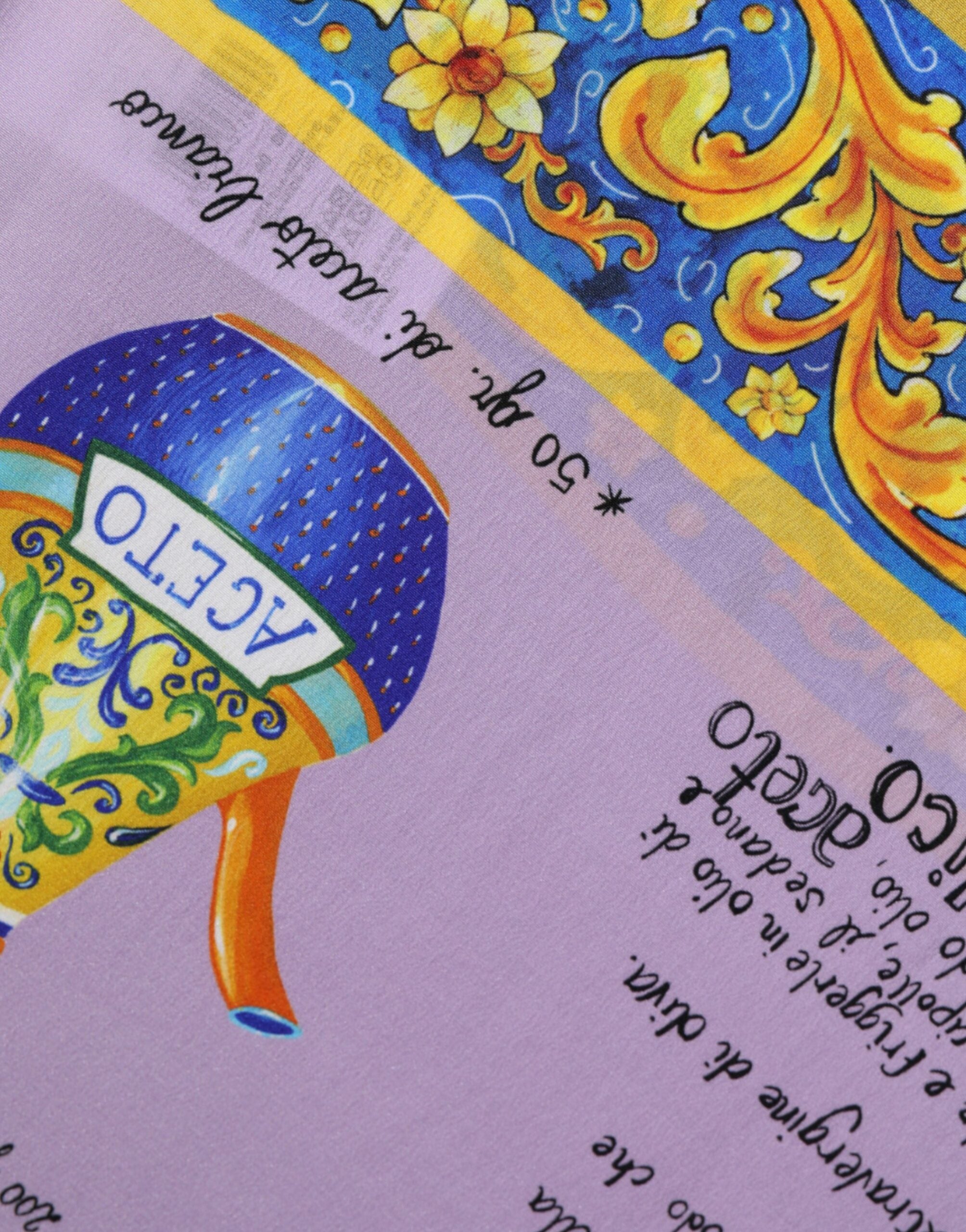 Débardeur Dolce & Gabbana en soie violette avec motif Caponata sicilienne, détails élégants et tissu fluide.