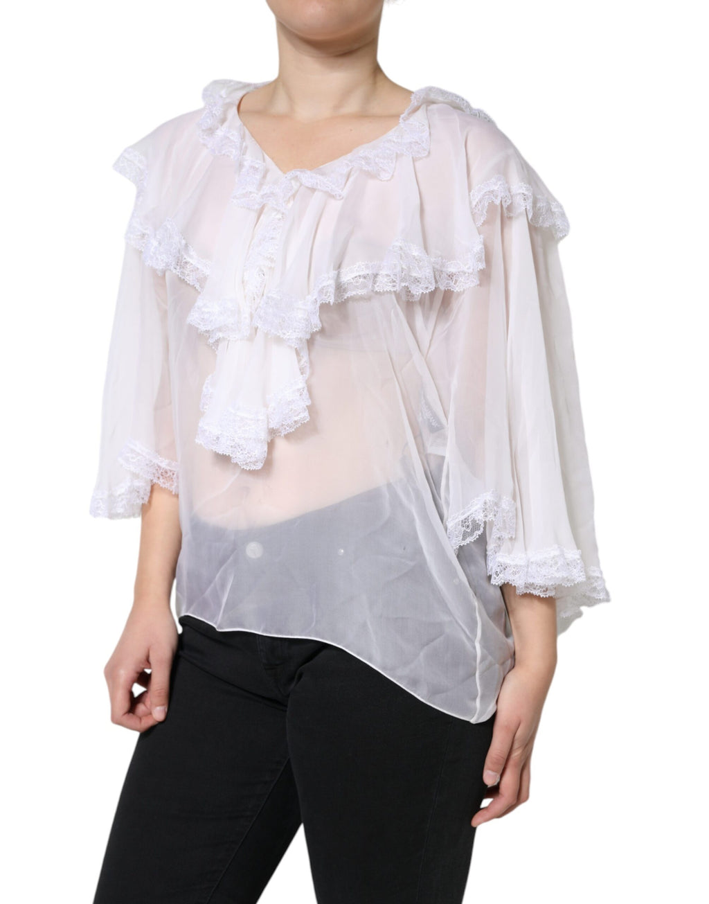 Chemise blanche Dolce & Gabbana avec volants en dentelle à manches longues et détails élégants.