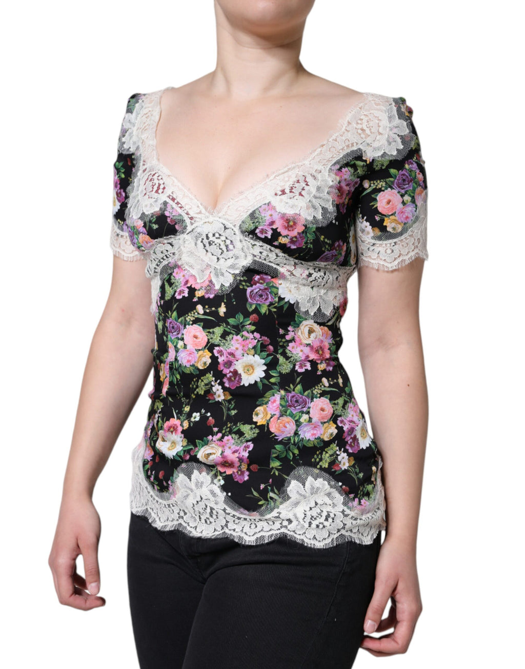 Blouse noire à manches courtes en dentelle florale Dolce & Gabbana, élégante et féminine, vue de face.