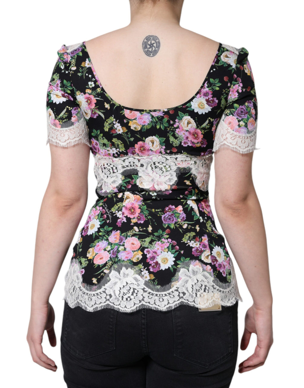 Blouse Dolce & Gabbana noire à fleurs en dentelle avec manches courtes, élégante chemise à la mode pour femmes.