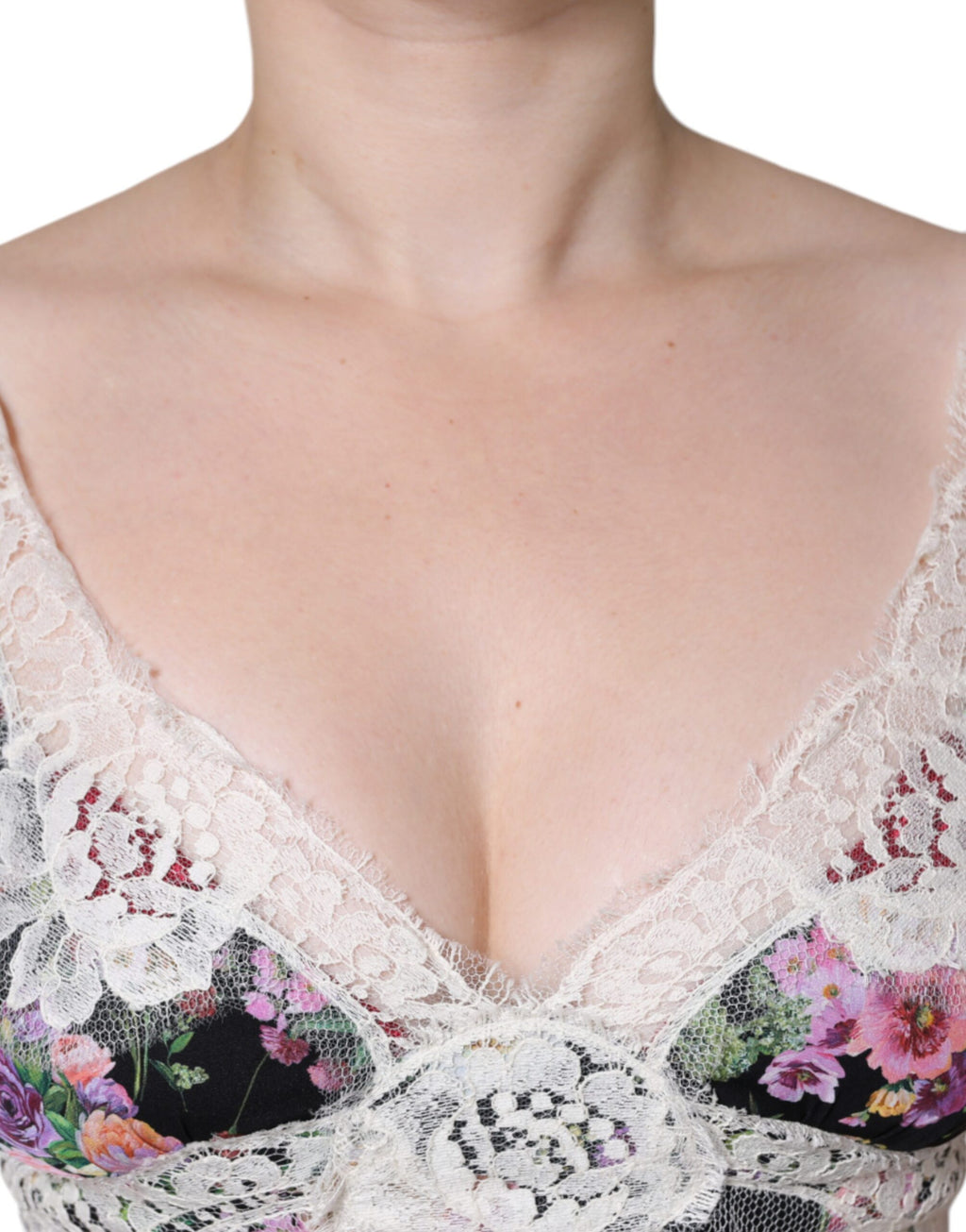 Blouse noire à manches courtes en dentelle florale Dolce & Gabbana, détail élégant et délicat, vue frontale.