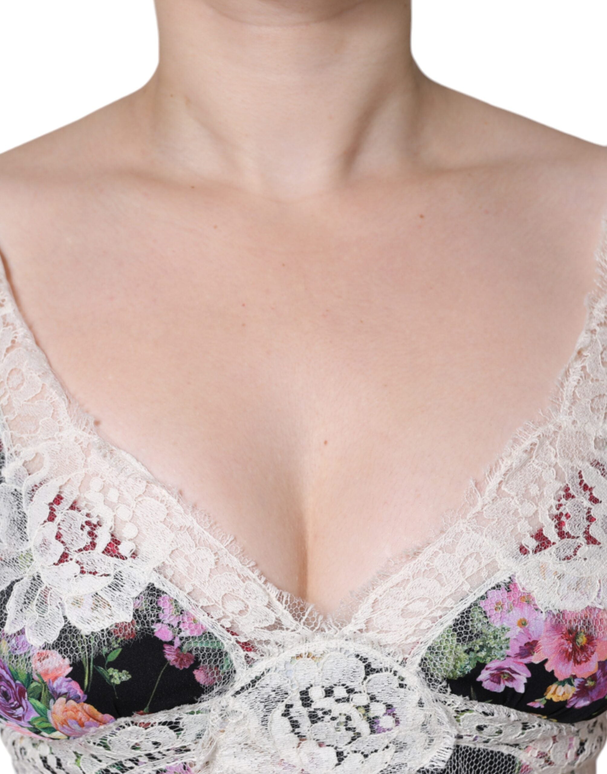 Blouse noire à manches courtes en dentelle florale Dolce & Gabbana, détail élégant et délicat, vue frontale.