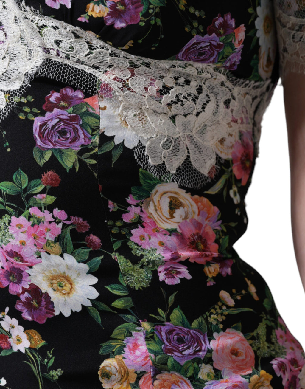 Blouse Dolce & Gabbana en dentelle florale noire à manches courtes, élégante et raffinée, pour un style sophistiqué.