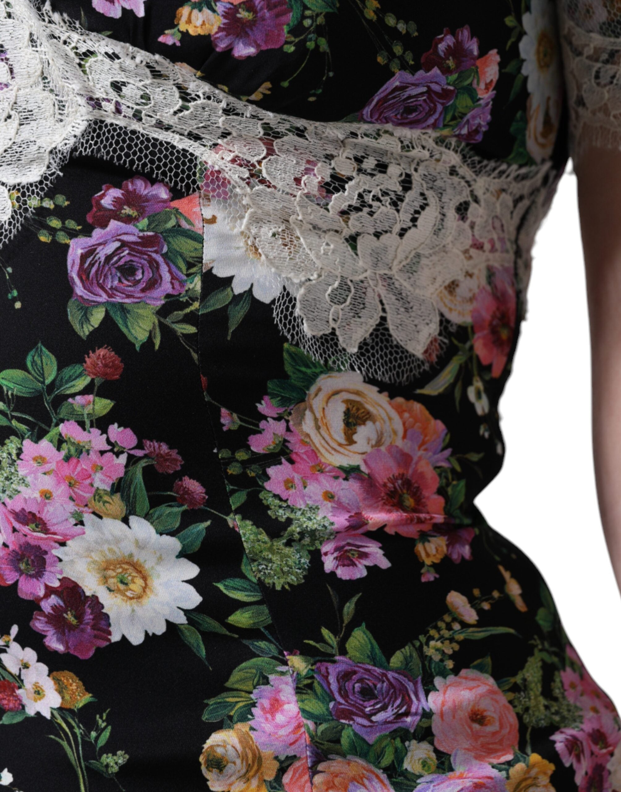 Blouse Dolce & Gabbana en dentelle florale noire à manches courtes, élégante et raffinée, pour un style sophistiqué.