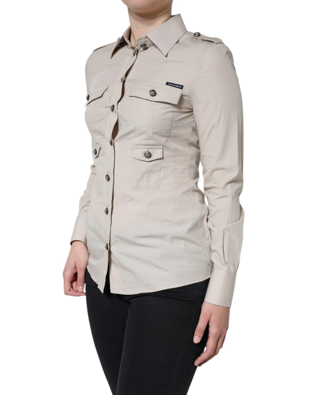 Chemise beige en coton à col et boutons de Dolce & Gabbana, détails visibles sur le haut de la chemise.
