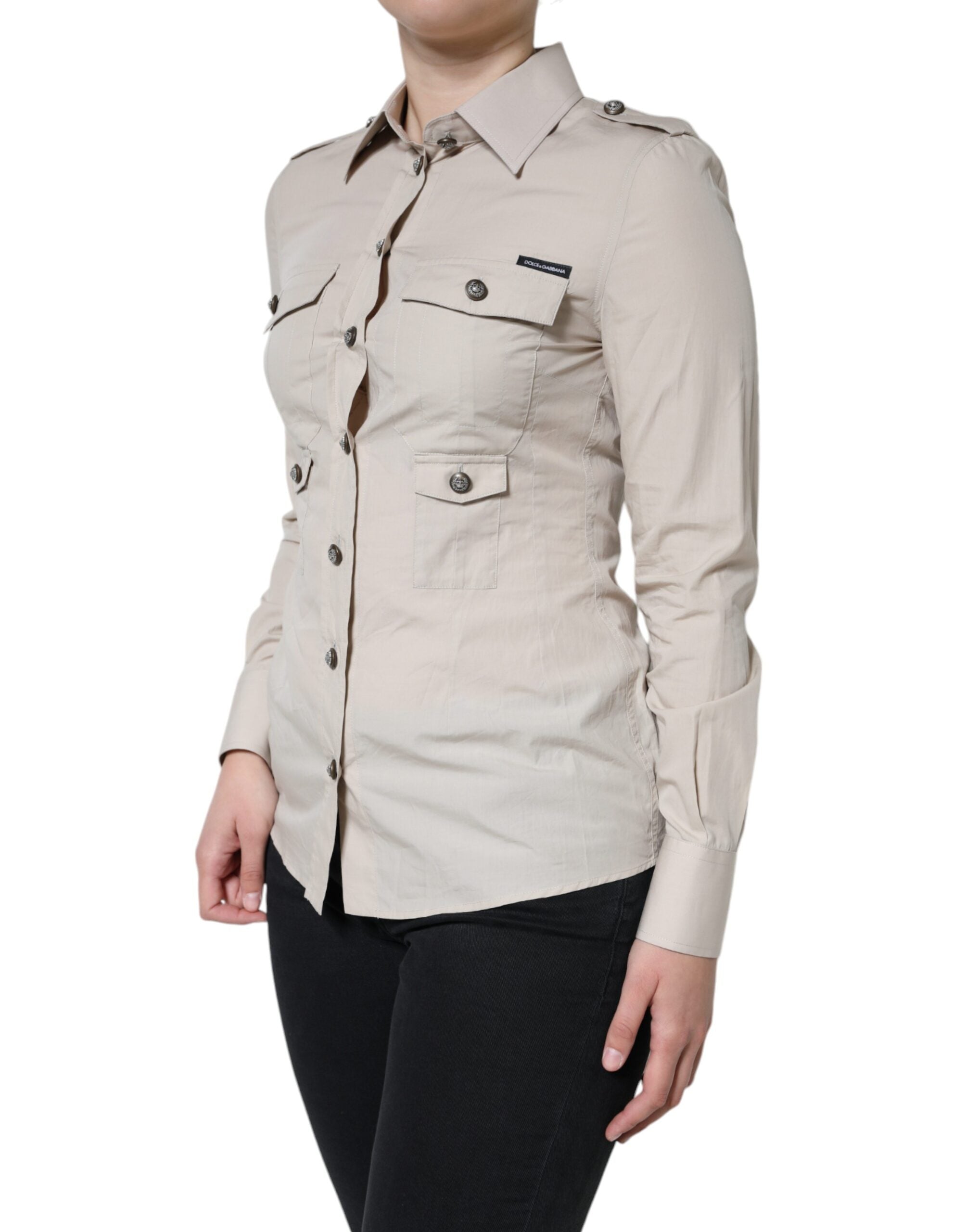 Chemise beige en coton à col et boutons de Dolce & Gabbana, détails visibles sur le haut de la chemise.