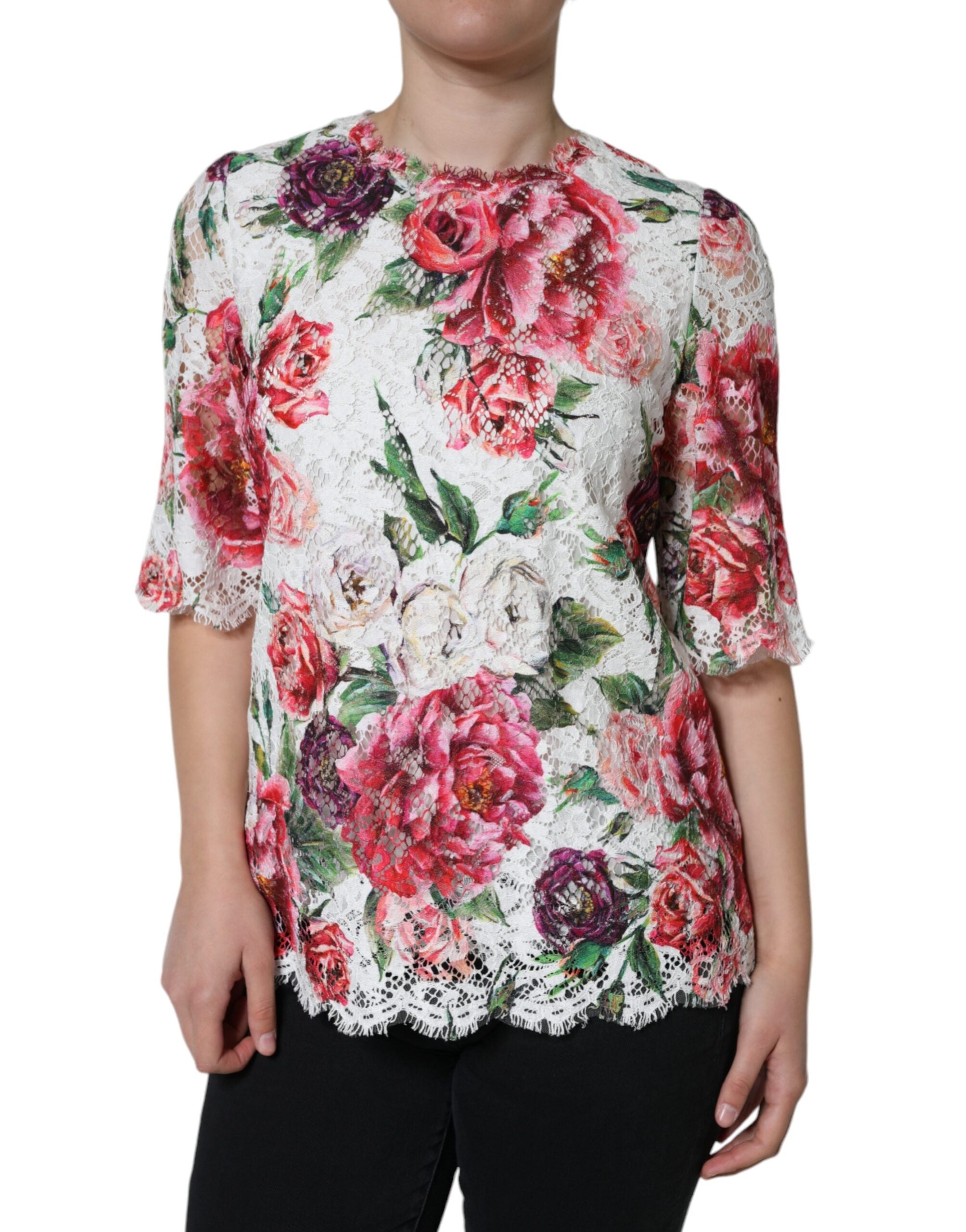 Chemisier blanc Dolce & Gabbana en dentelle avec manches courtes et broderies de pivoines, élégant et féminin.
