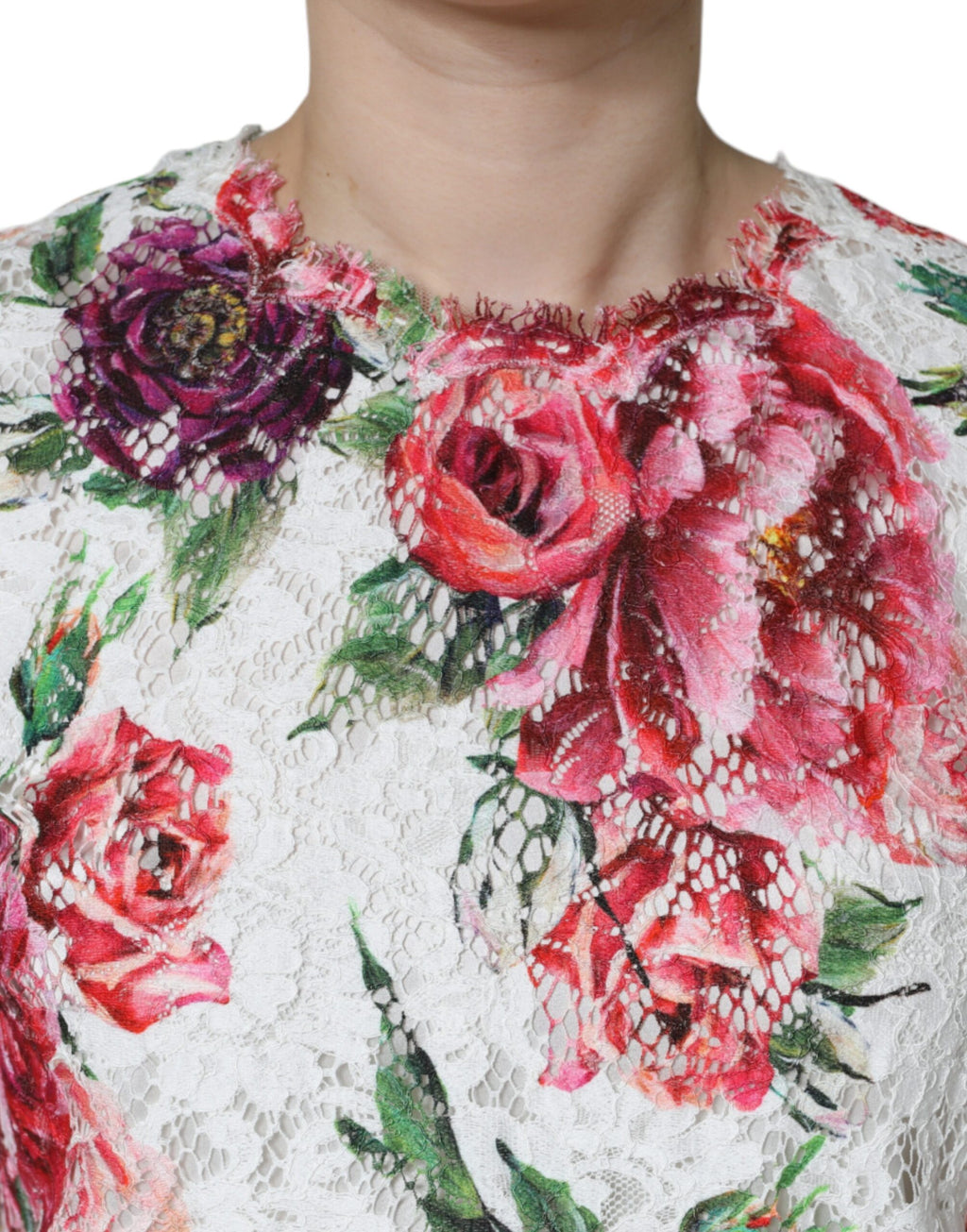 Blouse Dolce & Gabbana en dentelle blanche avec manches courtes et col en peonie, élégante et féminine.