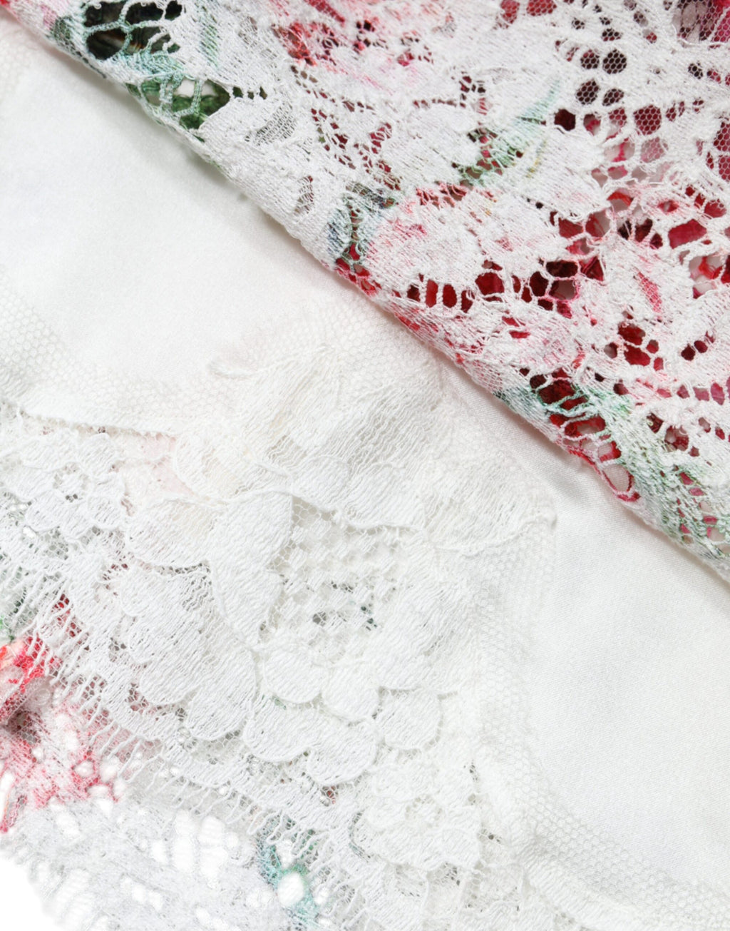 Blouse blanche à manches courtes en dentelle Dolce & Gabbana avec fleurs de pivoine, élégante et raffinée.