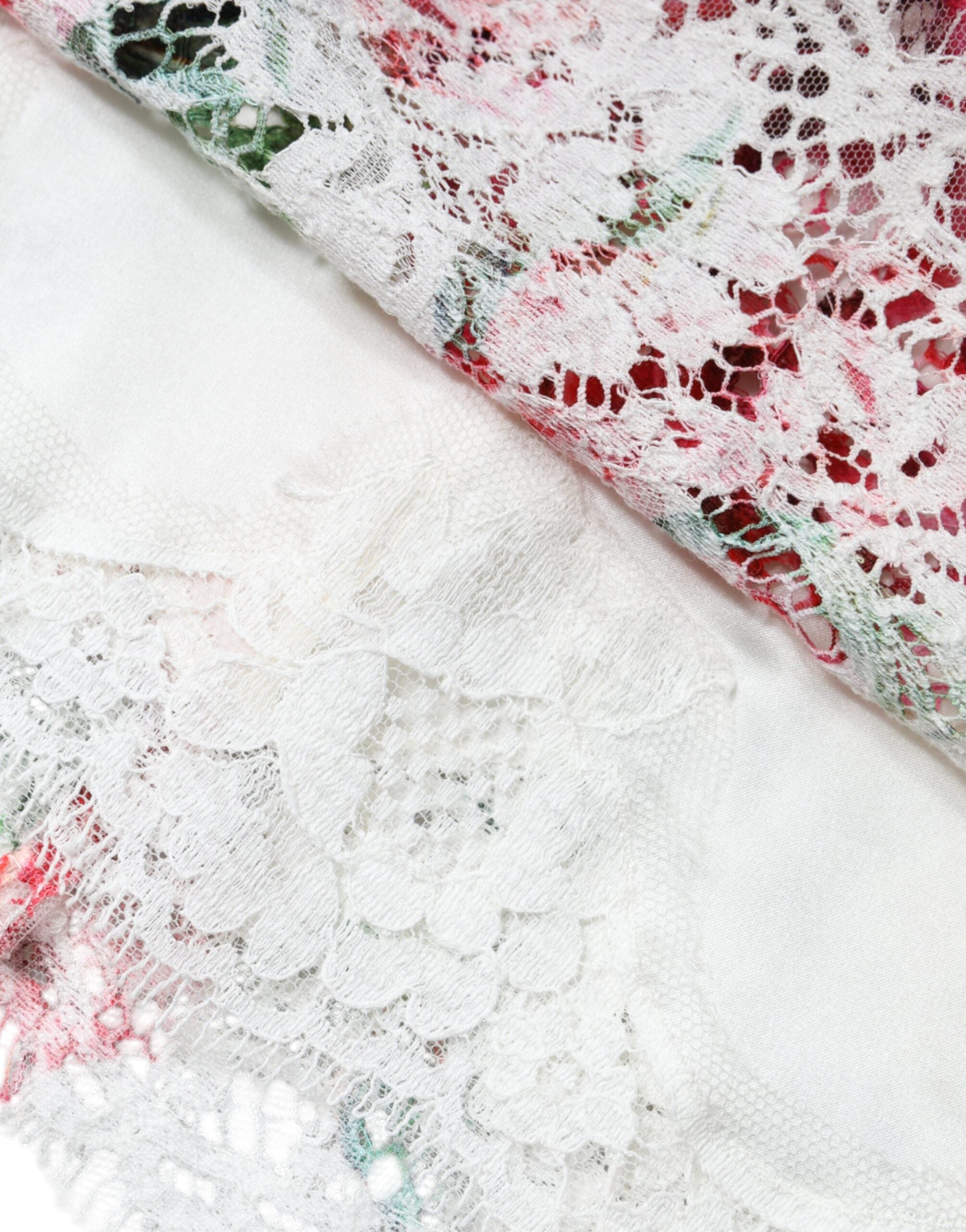 Blouse blanche à manches courtes en dentelle Dolce & Gabbana avec fleurs de pivoine, élégante et raffinée.