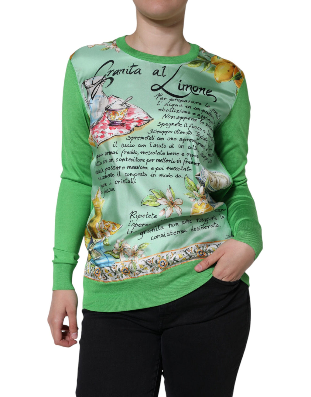 Pull Dolce & Gabbana en soie verte à manches longues avec motif Granita Al Limone, visible en détail.
