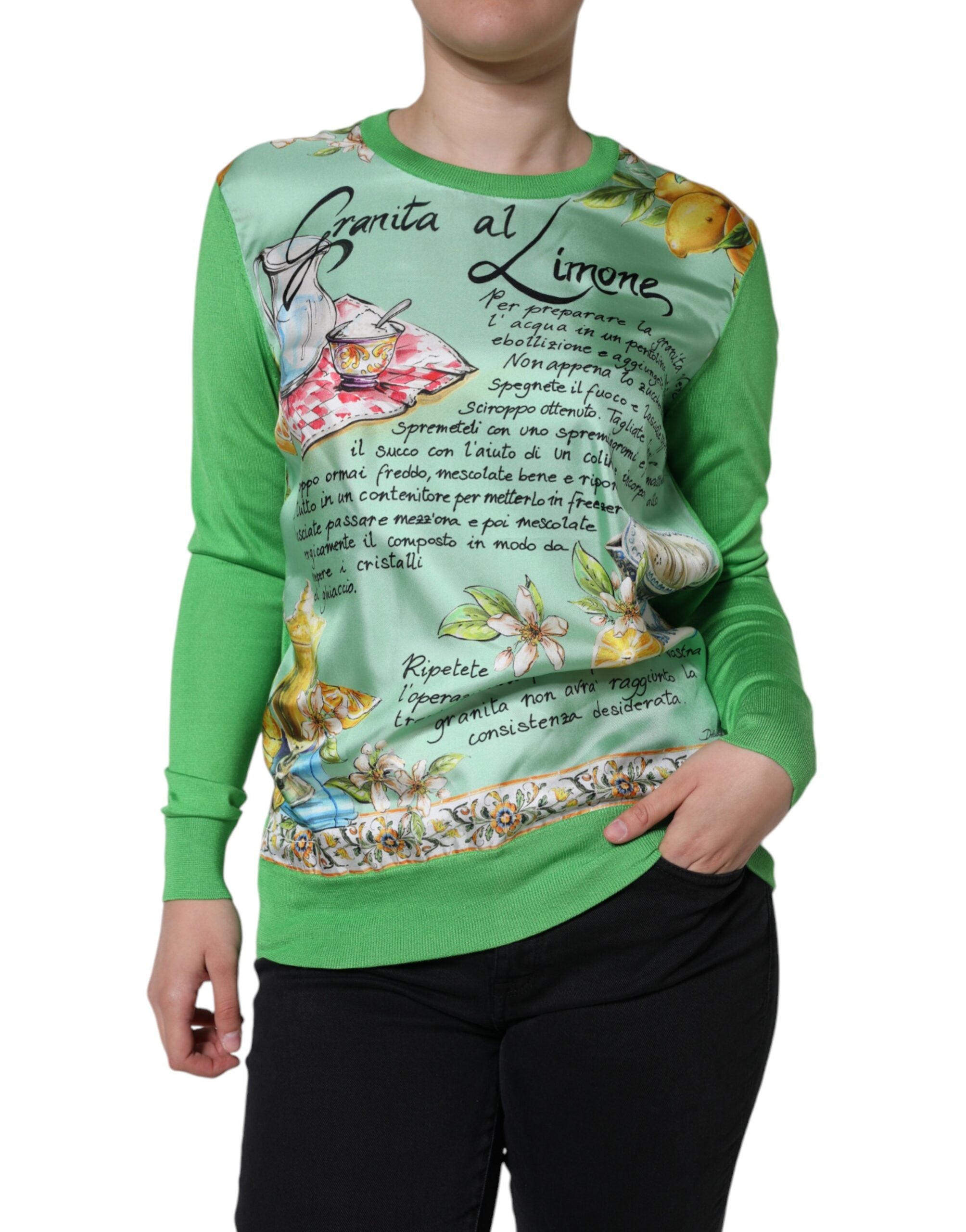 Pull Dolce & Gabbana en soie verte à manches longues avec motif Granita Al Limone, visible en détail.