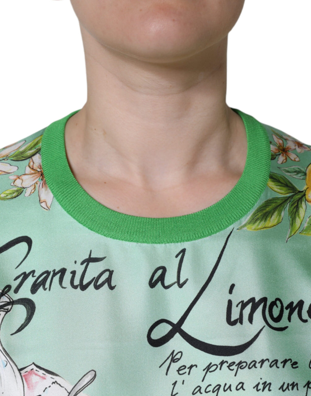 Pull Dolce & Gabbana en soie verte avec manches longues et motif Granita Al Limone, vue de face.
