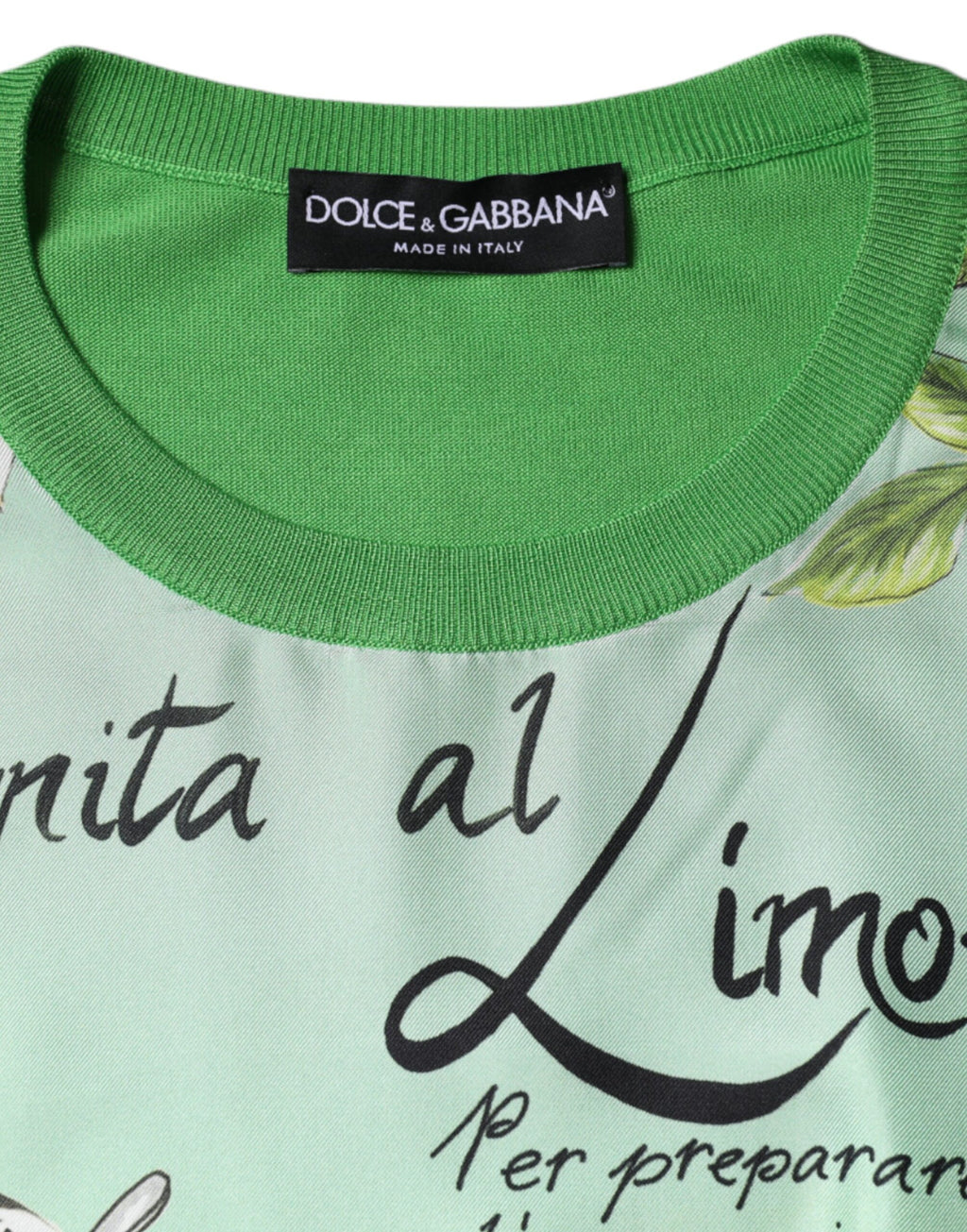 Pull Dolce & Gabbana en soie vert Granita Al Limone à manches longues, détails élégants, porté sur un mannequin.