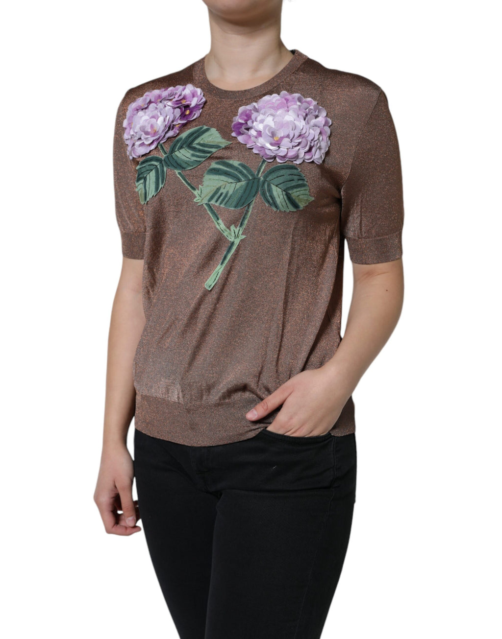 Haut Dolce & Gabbana en viscose marron avec appliqué floral à manches courtes, détails élégants et design sophistiqué.