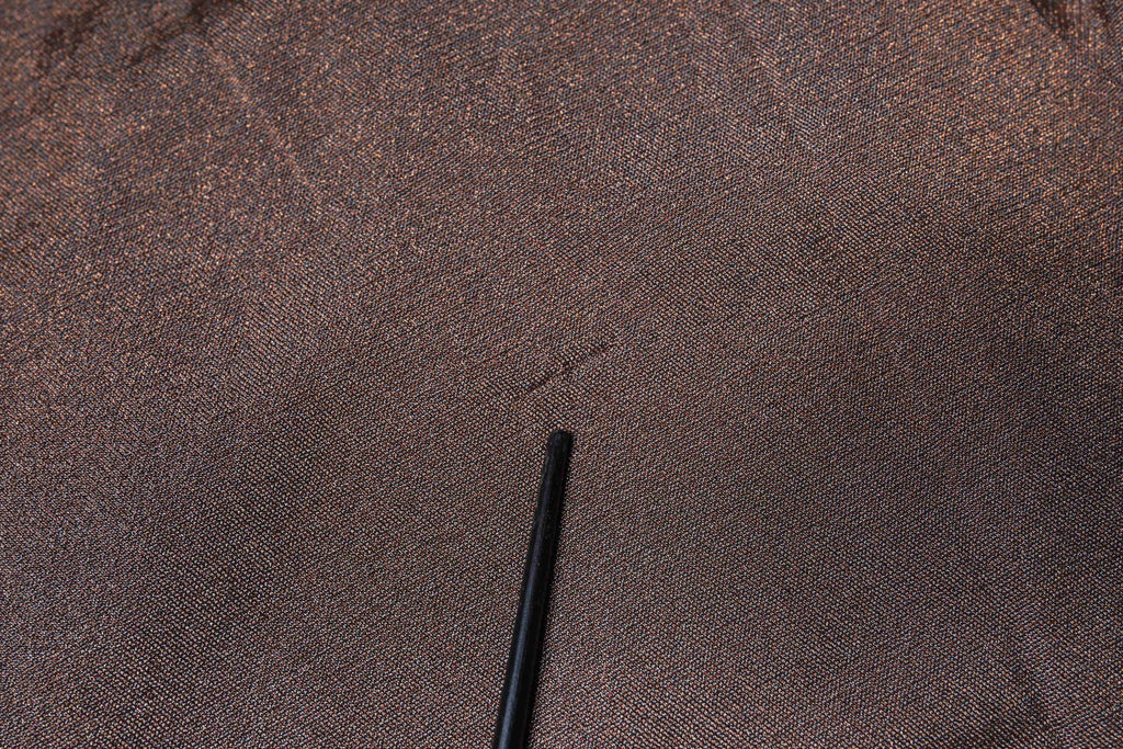 Haut en viscose marron avec appliqué floral de Dolce & Gabbana à manches courtes, détail élégant et sophistiqué.