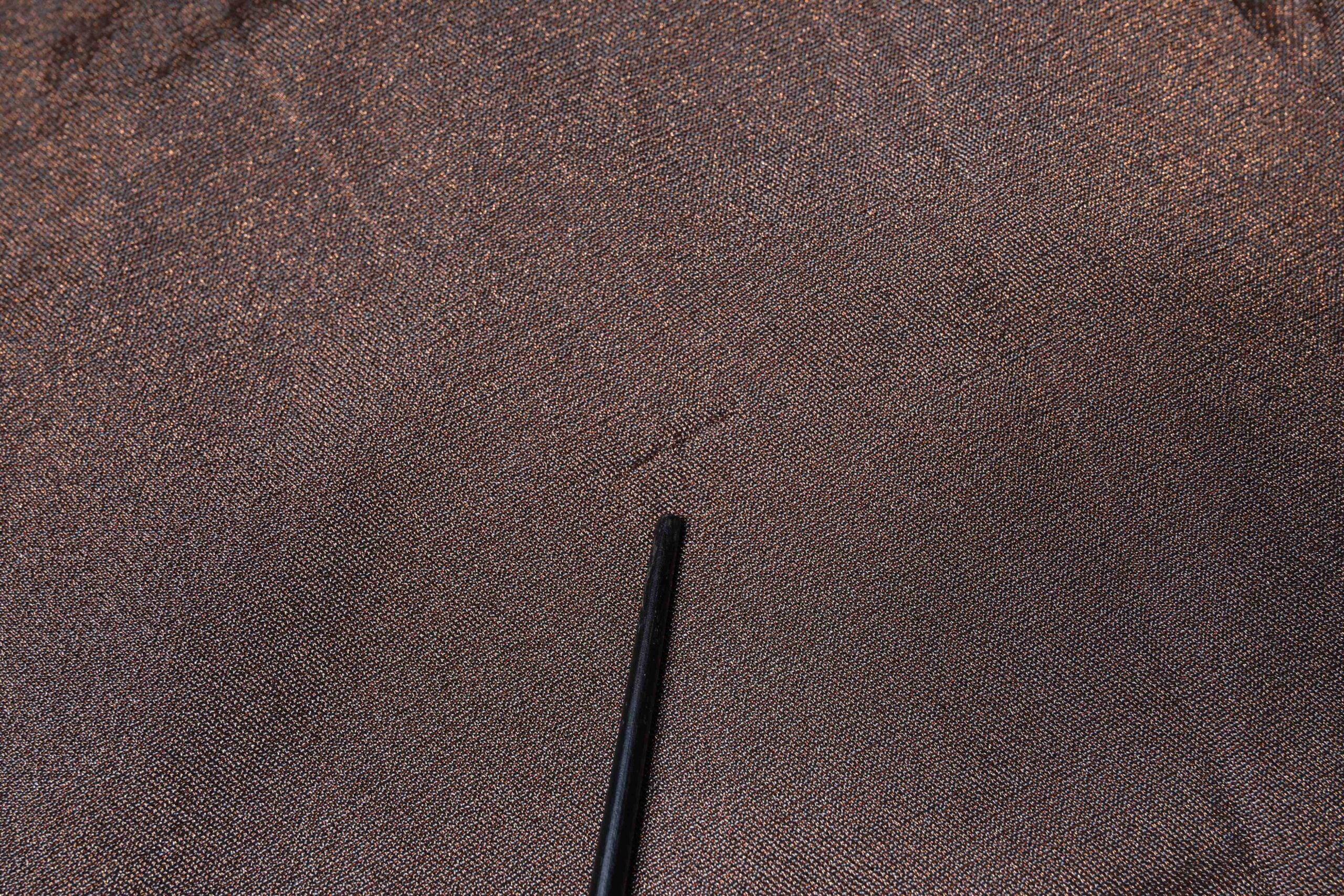 Haut en viscose marron avec appliqué floral de Dolce & Gabbana à manches courtes, détail élégant et sophistiqué.