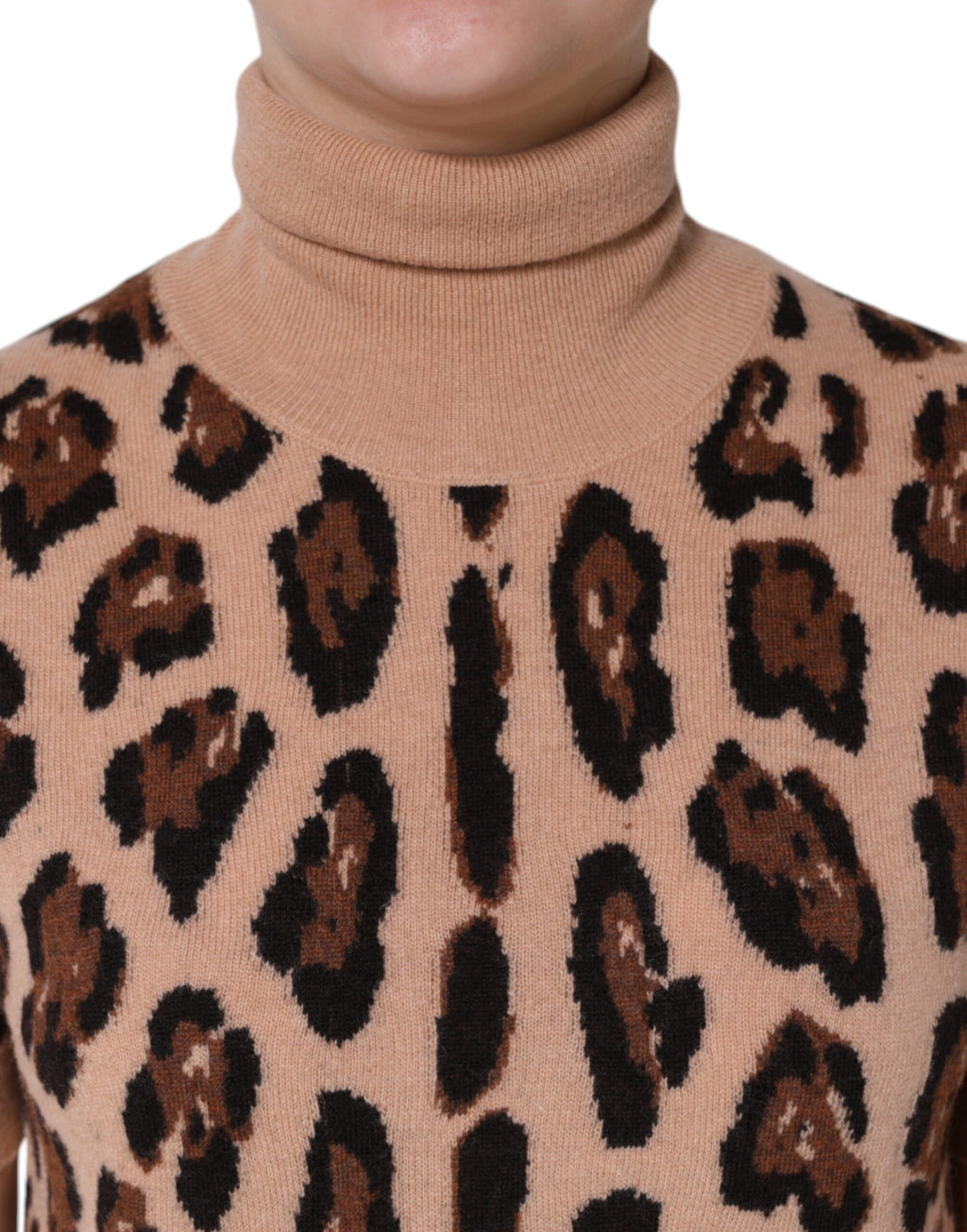 Pull en laine beige à motif léopard Dolce & Gabbana, col roulé élégant et confortable.