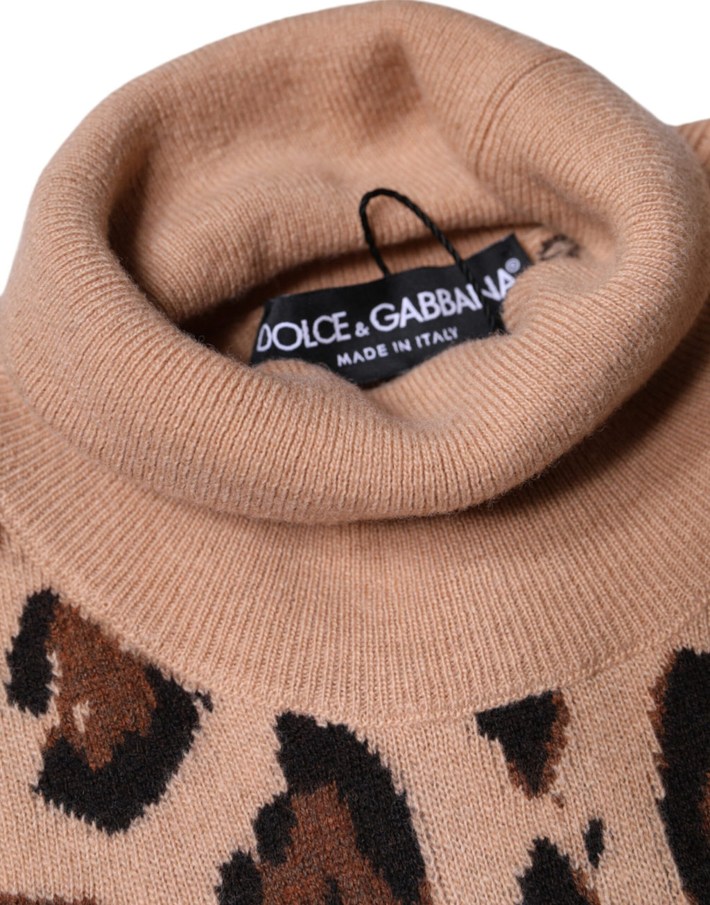 Pull en laine beige à motif léopard Dolce & Gabbana, col roulé, mode élégante et confortable, visible en détail.