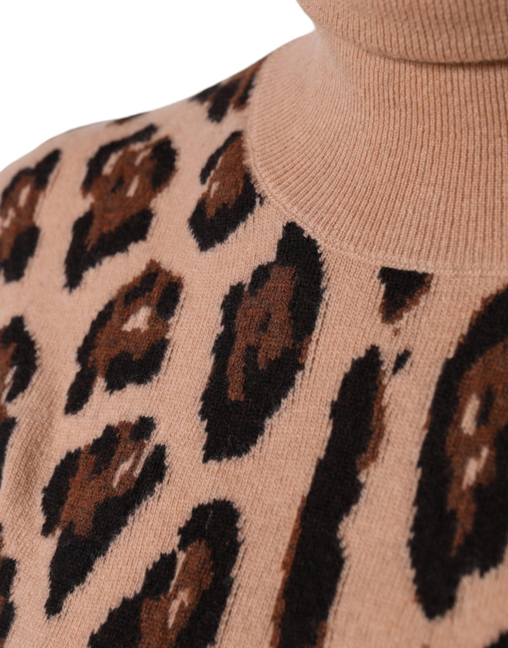 Pull en laine beige à motif léopard Dolce & Gabbana, col roulé élégant et chaud, pour un style sophistiqué.