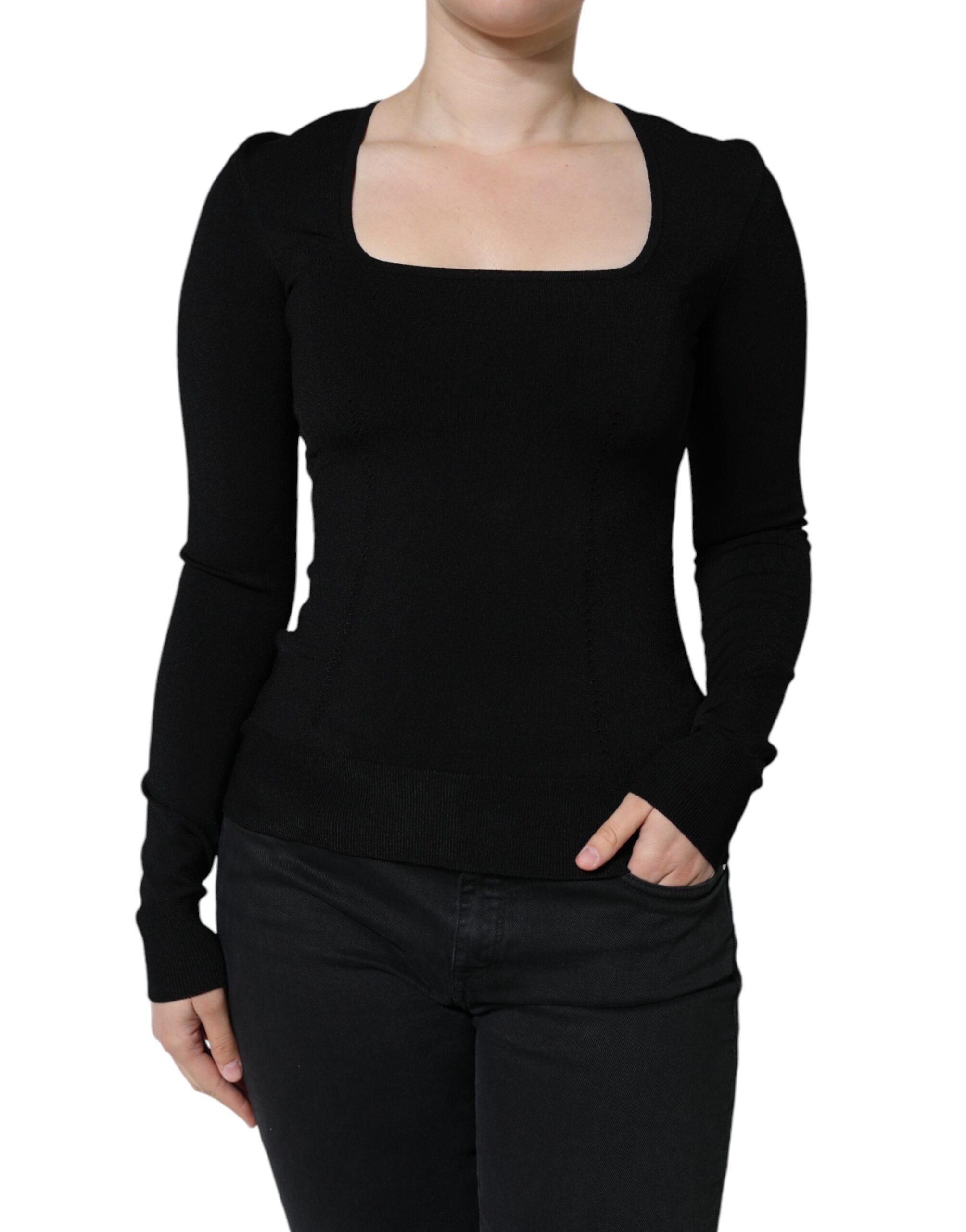Blouse noire Dolce & Gabbana à manches longues et encolure carrée, élégante et élégante, portée sur une mannequin.