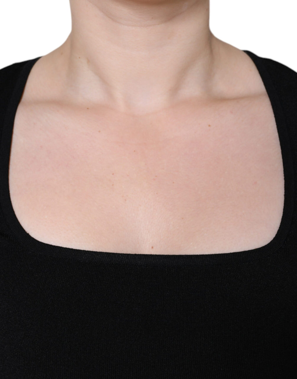 Blouse noire Dolce & Gabbana à manches longues et col carré, vue en détail sur l'image.