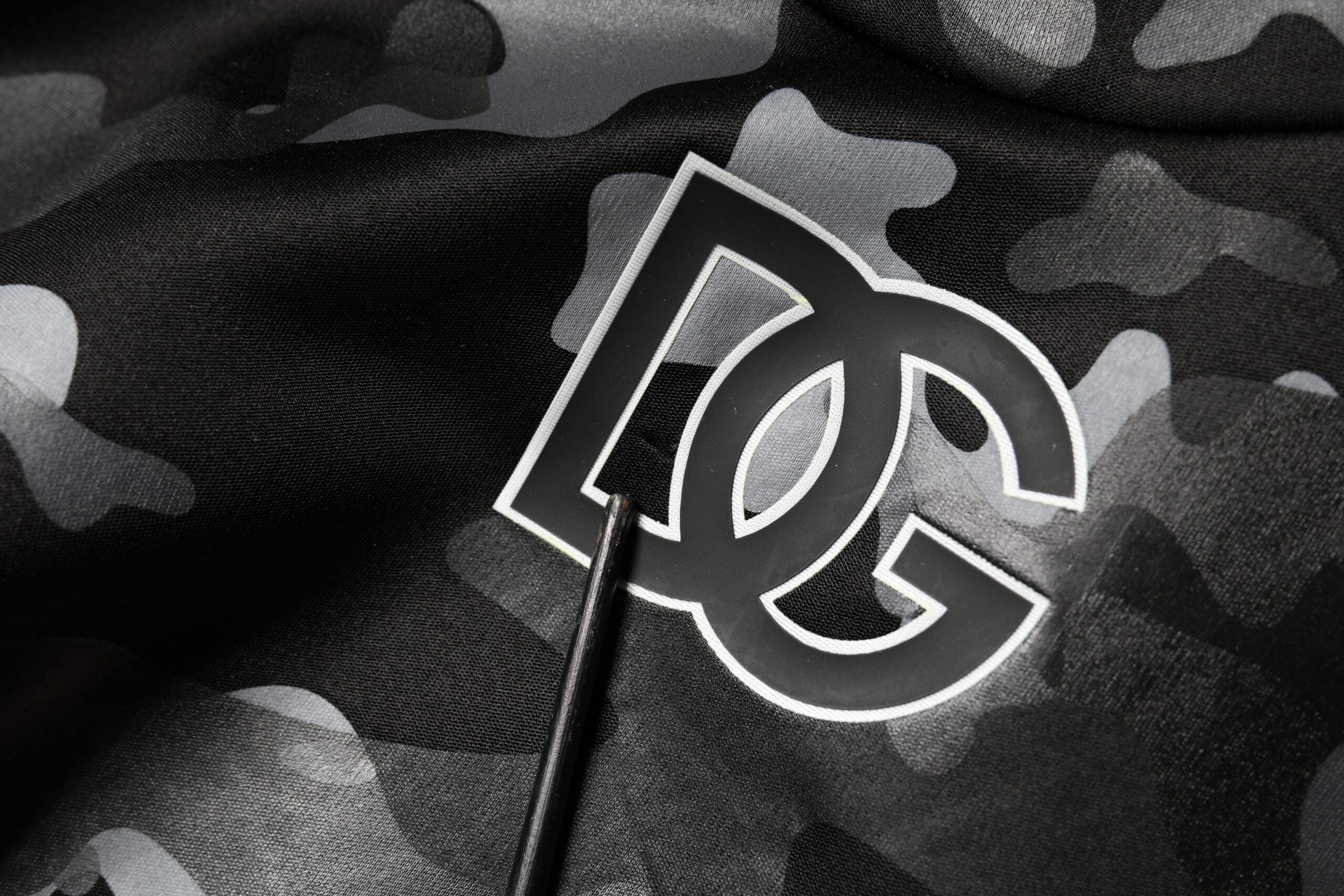 Sweatshirt Dolce & Gabbana à capuche ronde avec motif camouflage noir, style décontracté et tendance.
