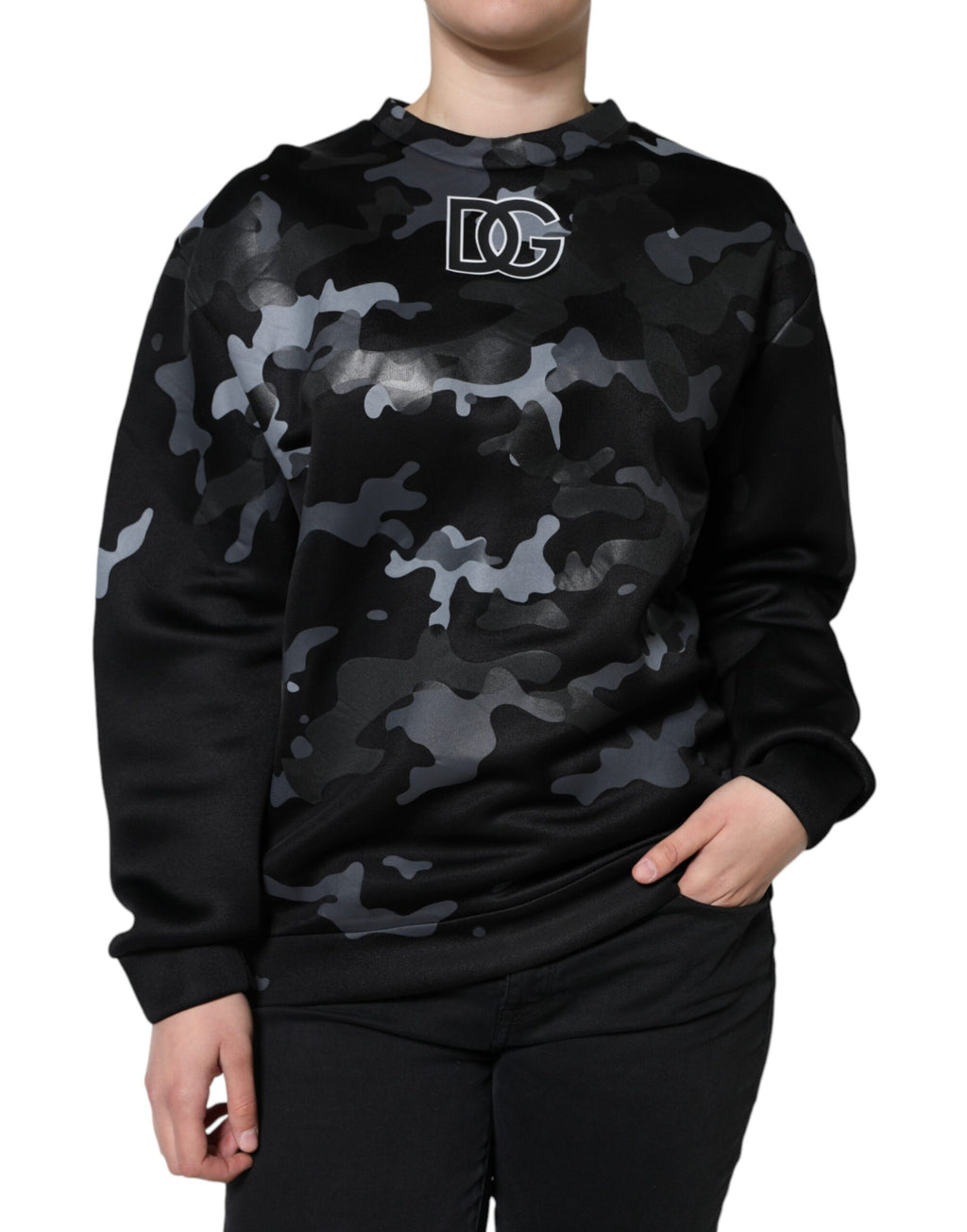 Sweat-shirt à col rond Dolce & Gabbana en camouflage noir, pull décontracté avec logo discret, porté sur un modèle.