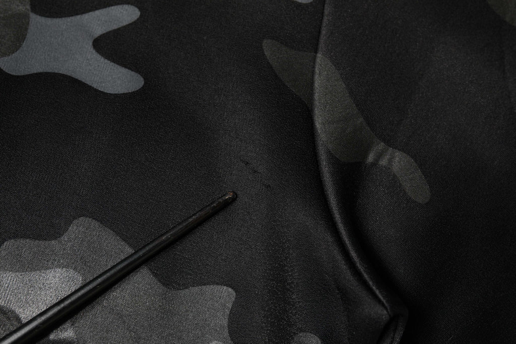 Sweatshirt noir à motif camouflage rond, de la marque Dolce & Gabbana, en coton confortable et stylé pour homme.